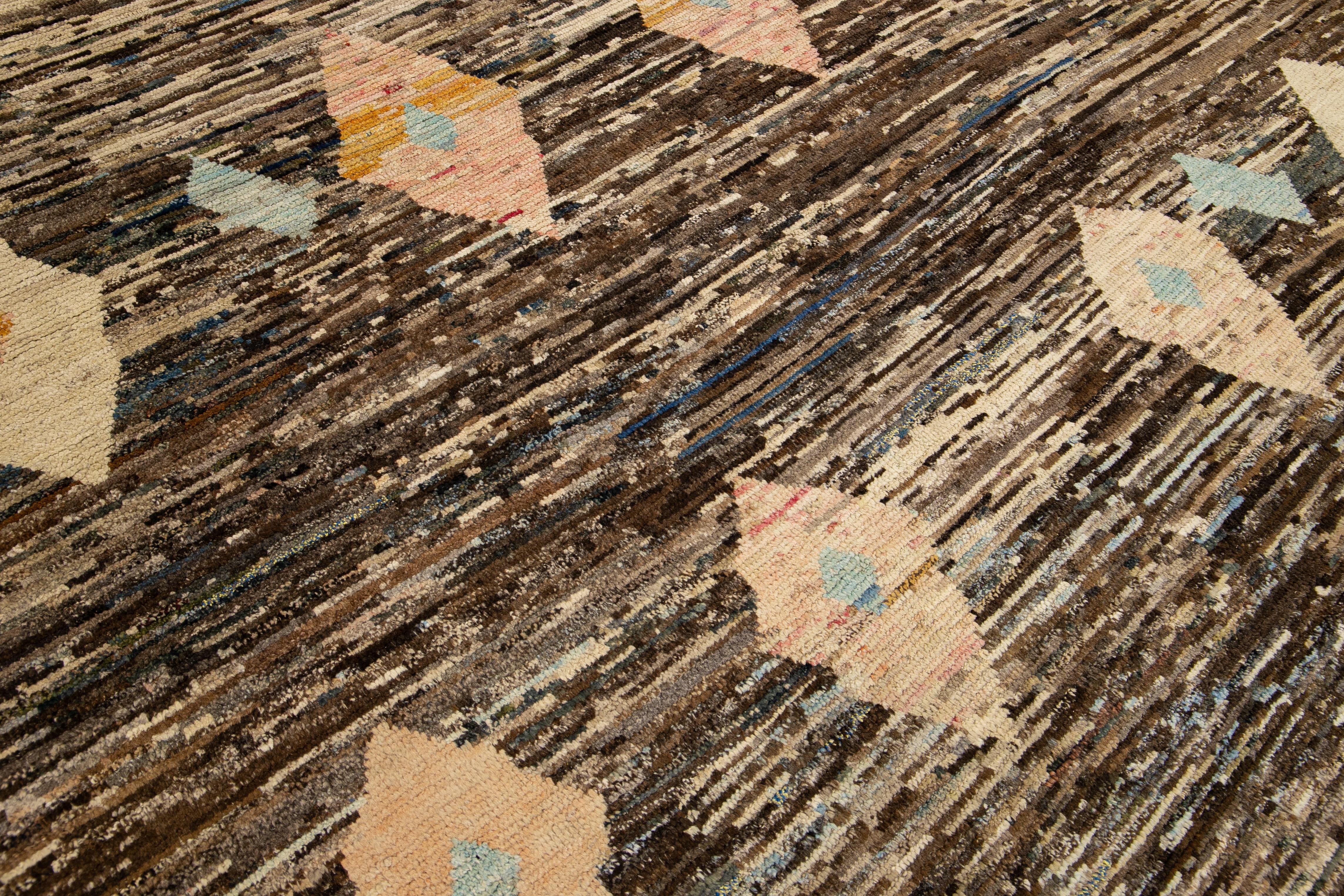 Tapis moderne en laine marron de style marocain, fait à la main, à motifs géométriques en vente 1