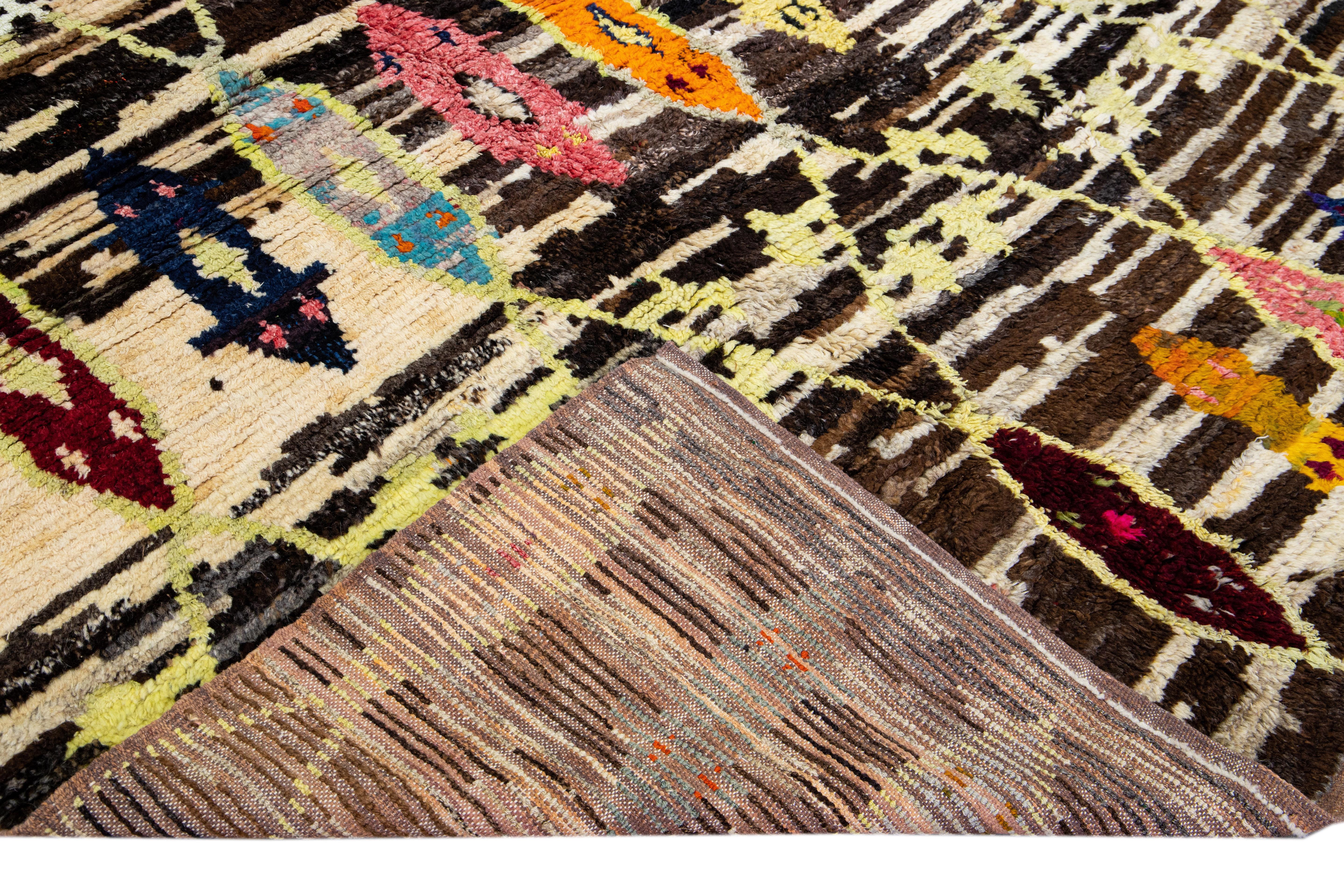 Wunderschöner türkischer Tulu-Teppich aus handgefertigter Wolle mit einem beigen und braunen Feld. Dieser moderne Teppich mit mehrfarbigen Akzenten weist ein wunderschönes geometrisches Tribal-Muster auf.

Dieser Teppich misst: 10'1 x