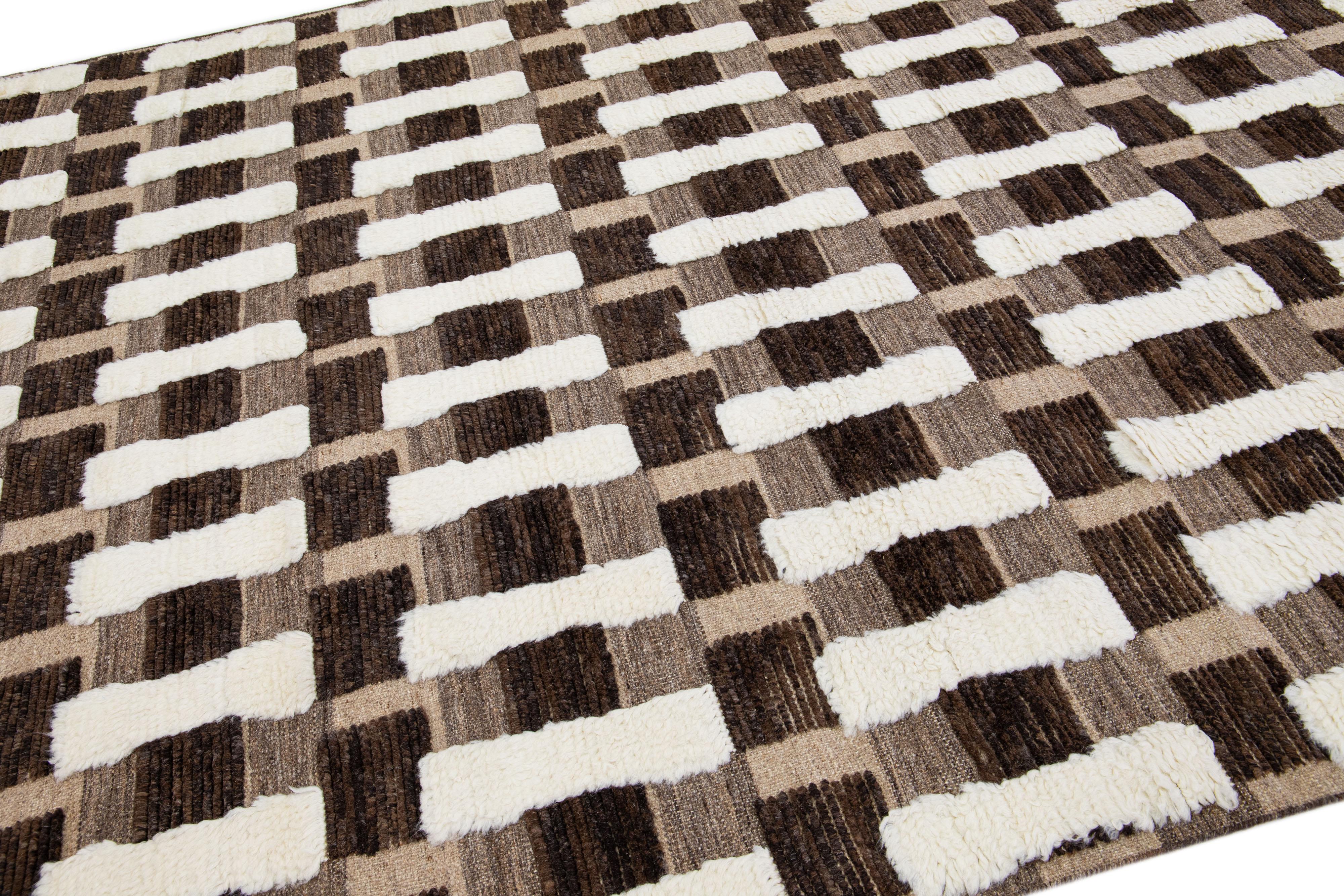 Organique The Modernity Brown Wool Rug Handmade Moroccan Style With Seamless Abstract Pattern (Tapis de laine marron fait à la main avec un motif abstrait sans couture) en vente