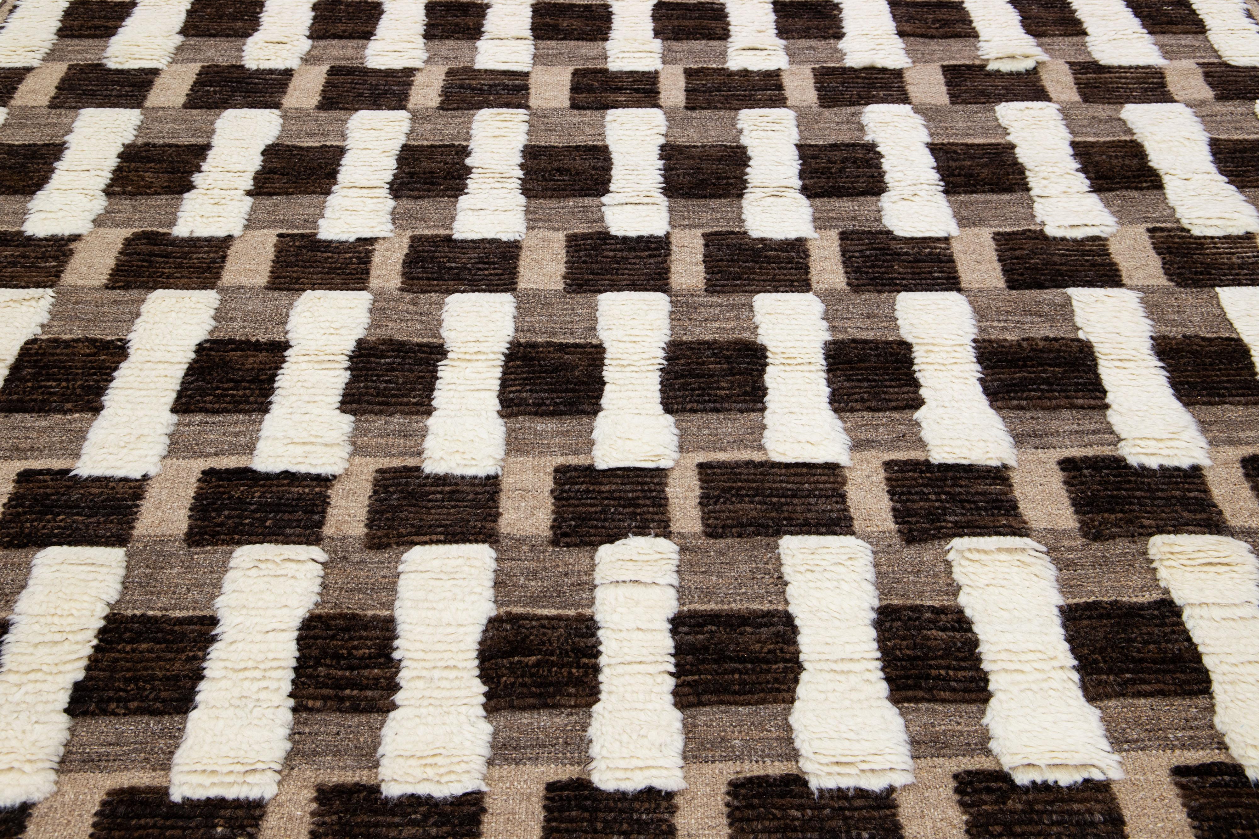 Modern Brown Wool Rug Handmade Moroccan Style With Seamless Abstract Pattern In New Condition For Sale In Norwalk, CT