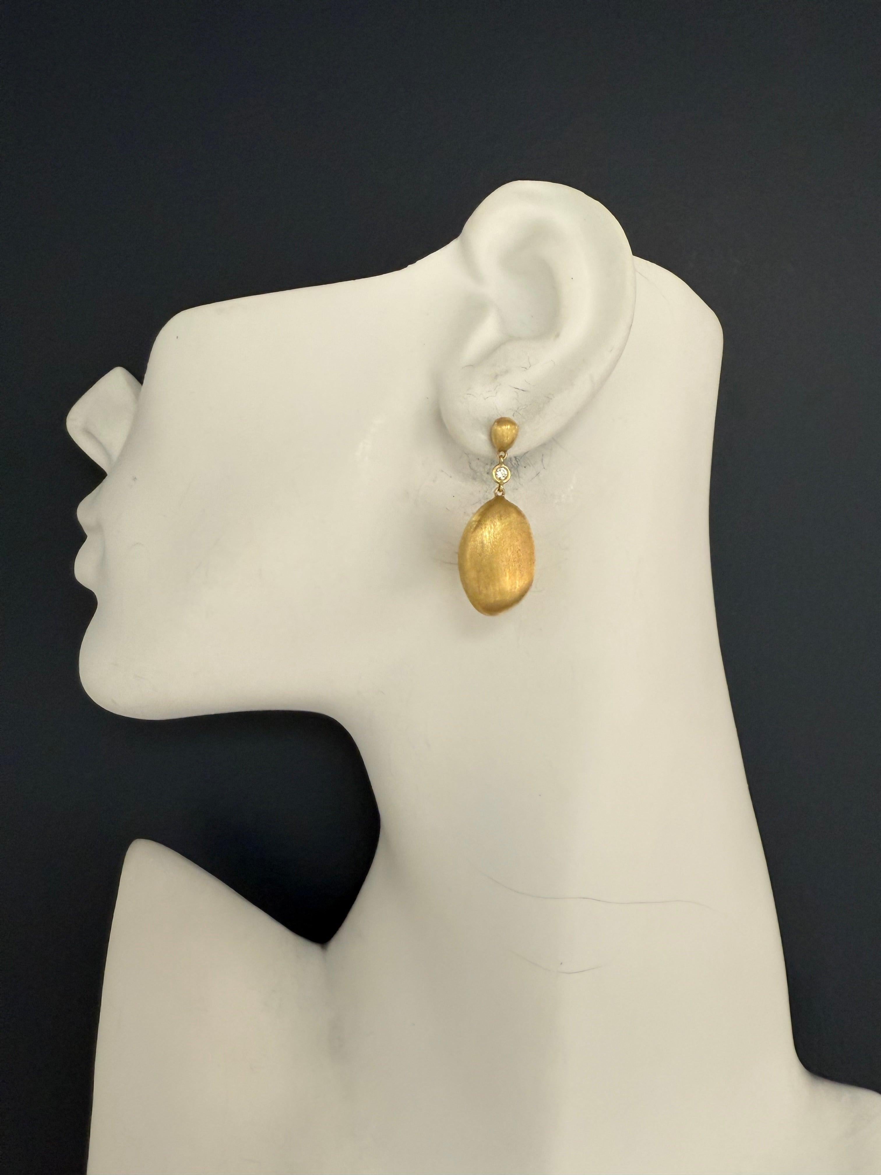 Moderne Ohrringe aus 18 Karat Gelbgold von Marco BICEGO, hergestellt in Italien und mit einem Gewicht von 5,9 Gramm. Diese charakteristischen Ohrringe haben eine gebürstete Goldoberfläche und ein elegantes, modernes Design. Mit einer Länge von ca. 1