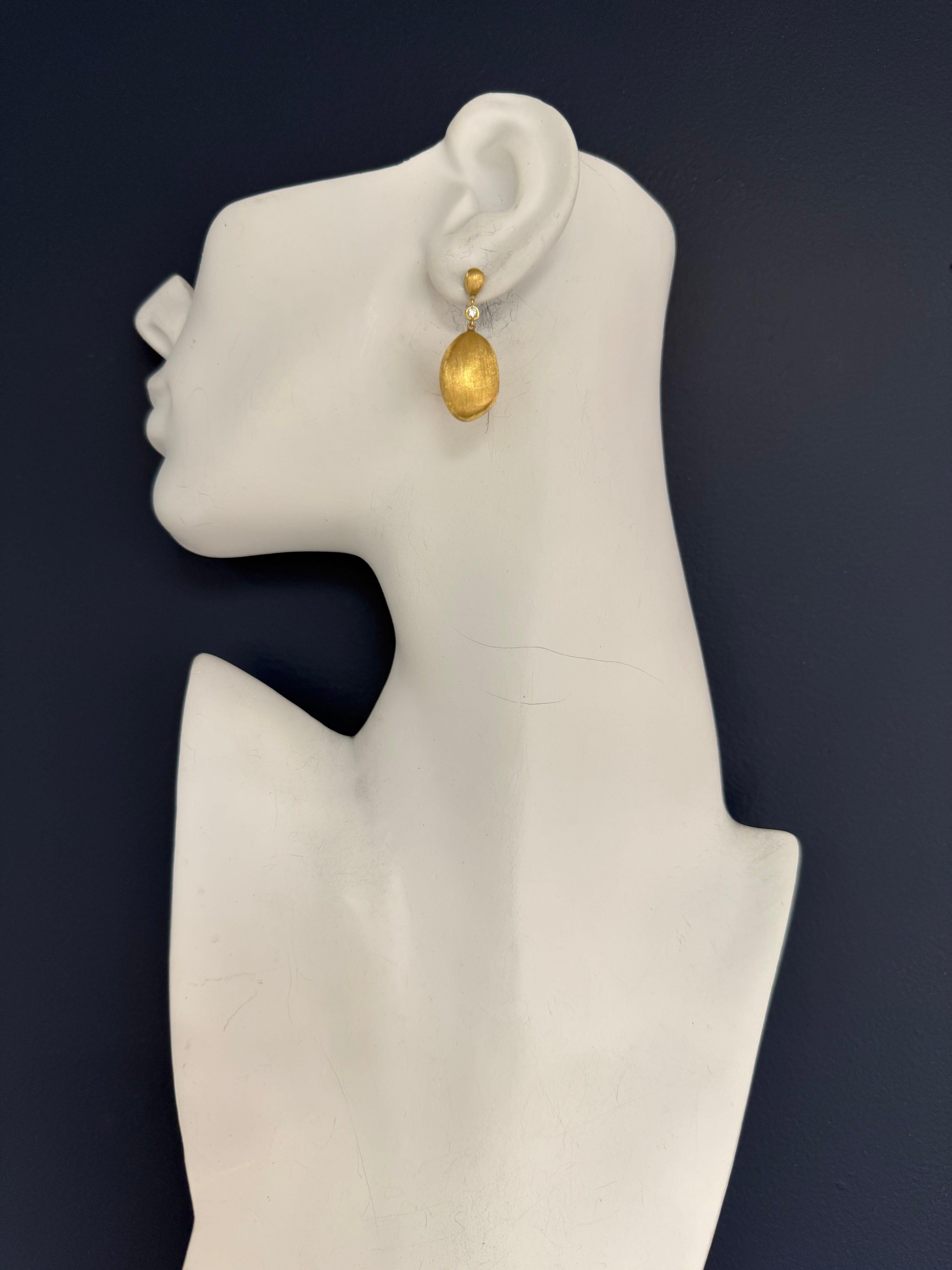 Moderne Tropfenohrringe aus gebürstetem Gold und natürlichen Diamanten von Marco Bicego, Italien (Rundschliff) im Angebot
