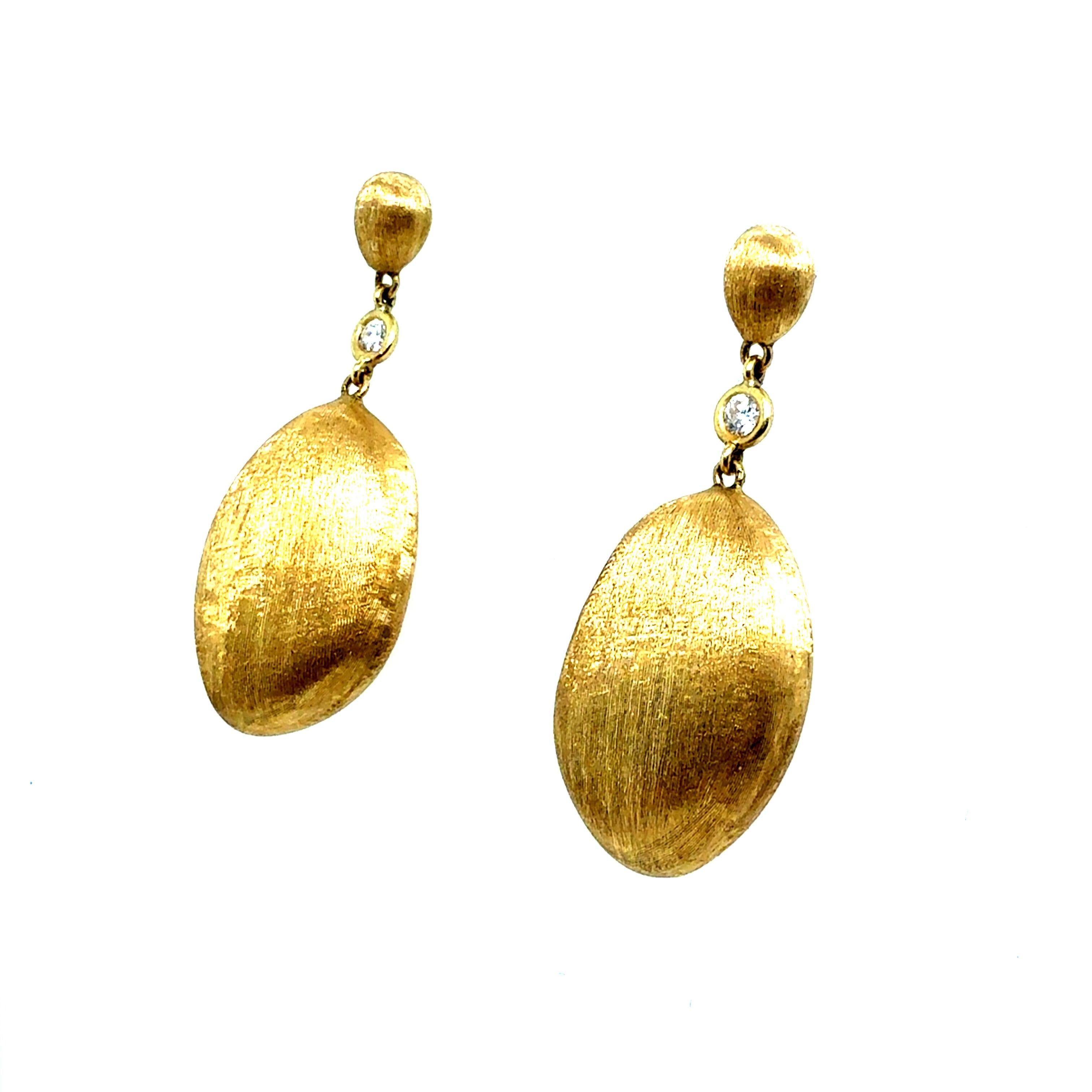 Moderne Tropfenohrringe aus gebürstetem Gold und natürlichen Diamanten von Marco Bicego, Italien Damen im Angebot