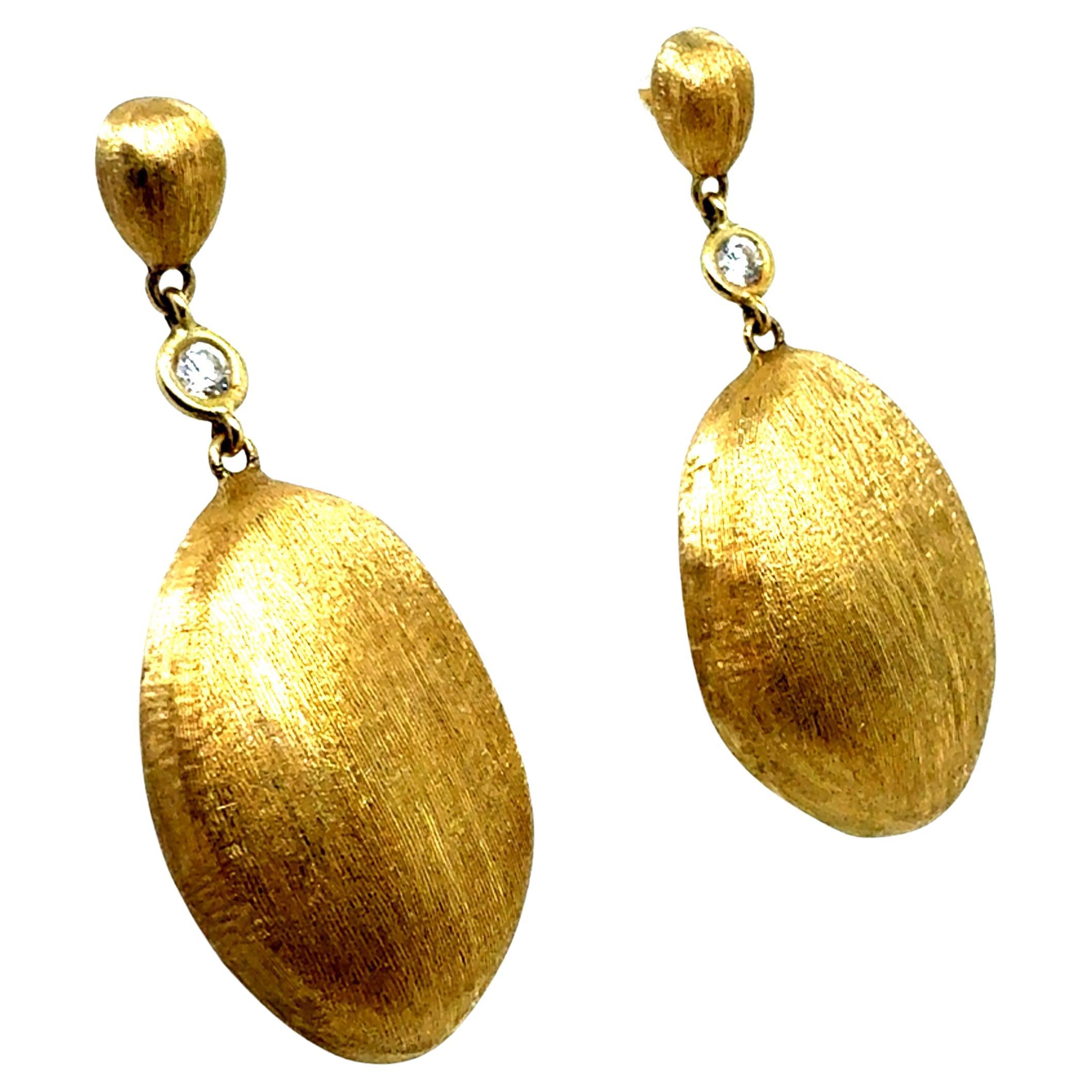 Moderne Tropfenohrringe aus gebürstetem Gold und natürlichen Diamanten von Marco Bicego, Italien im Angebot