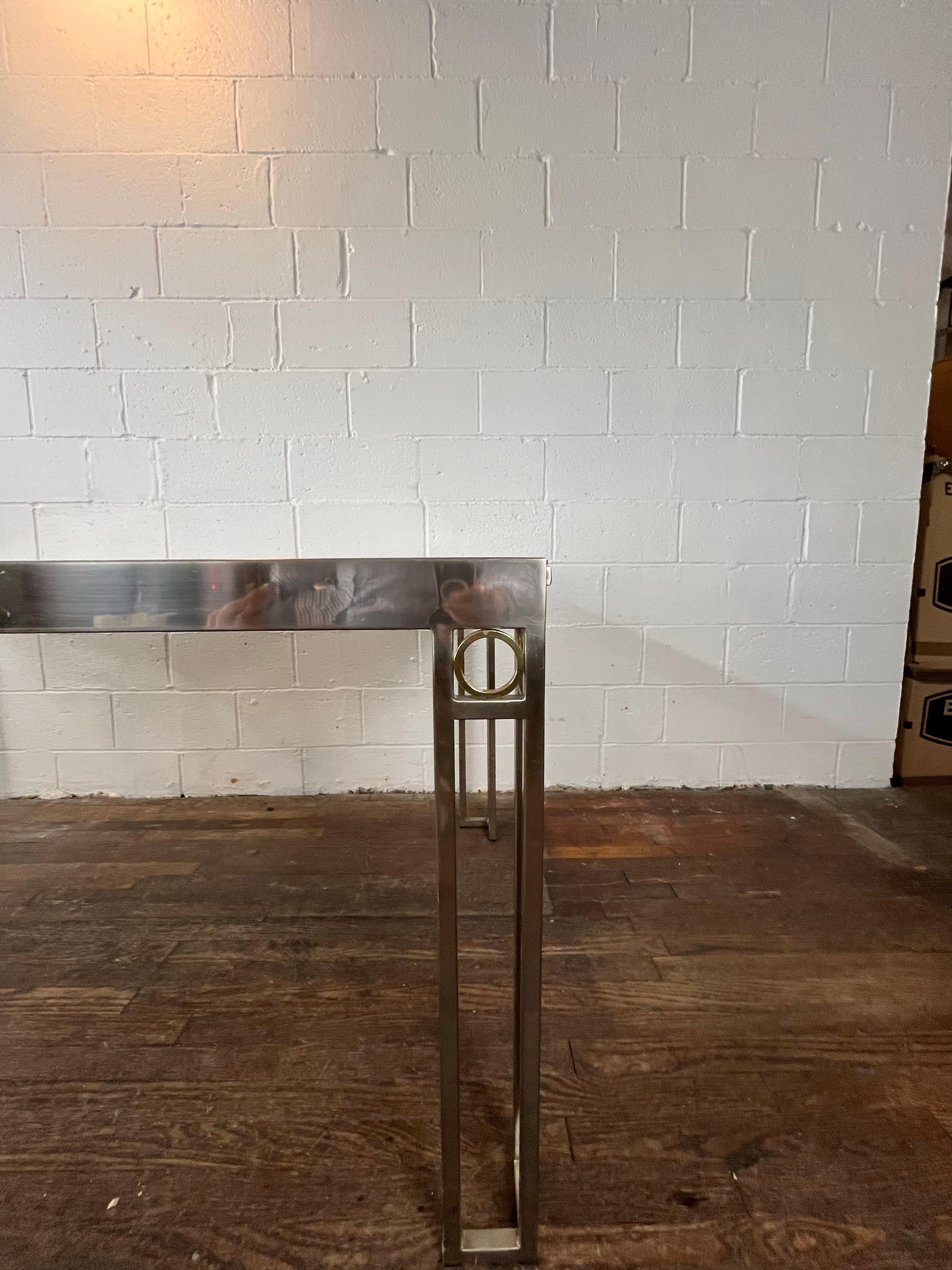 Mid-Century Modern Table à manger extensible moderne en nickel brossé et laiton chromé en vente