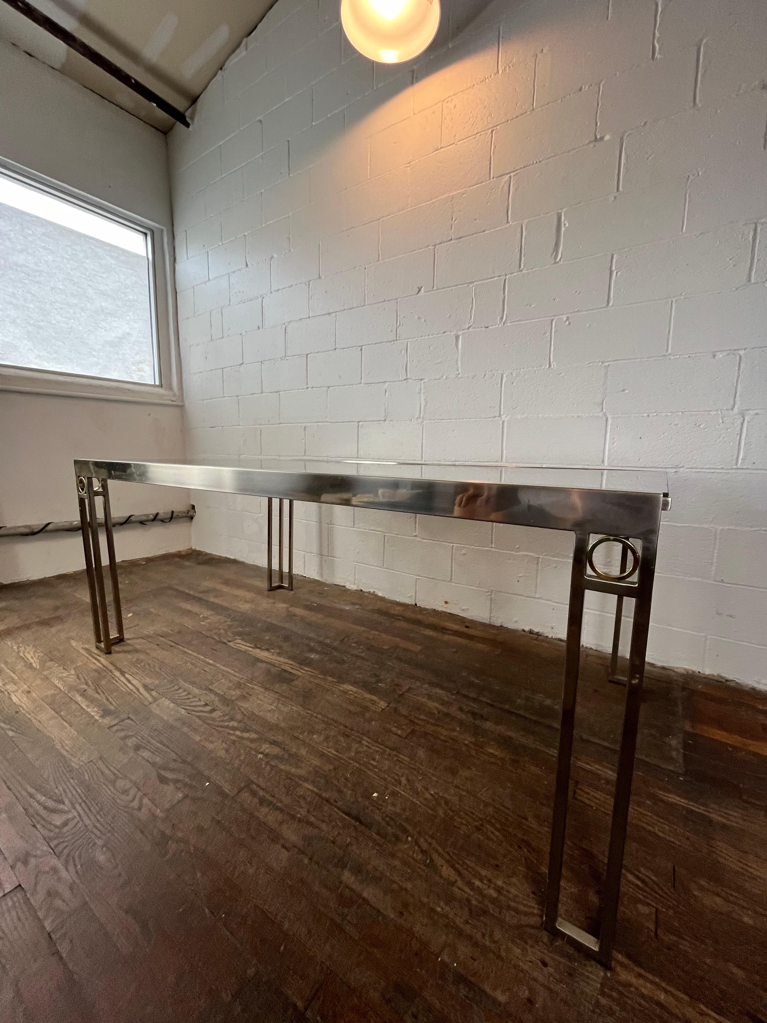 Table à manger extensible moderne en nickel brossé et laiton chromé Bon état - En vente à W Allenhurst, NJ
