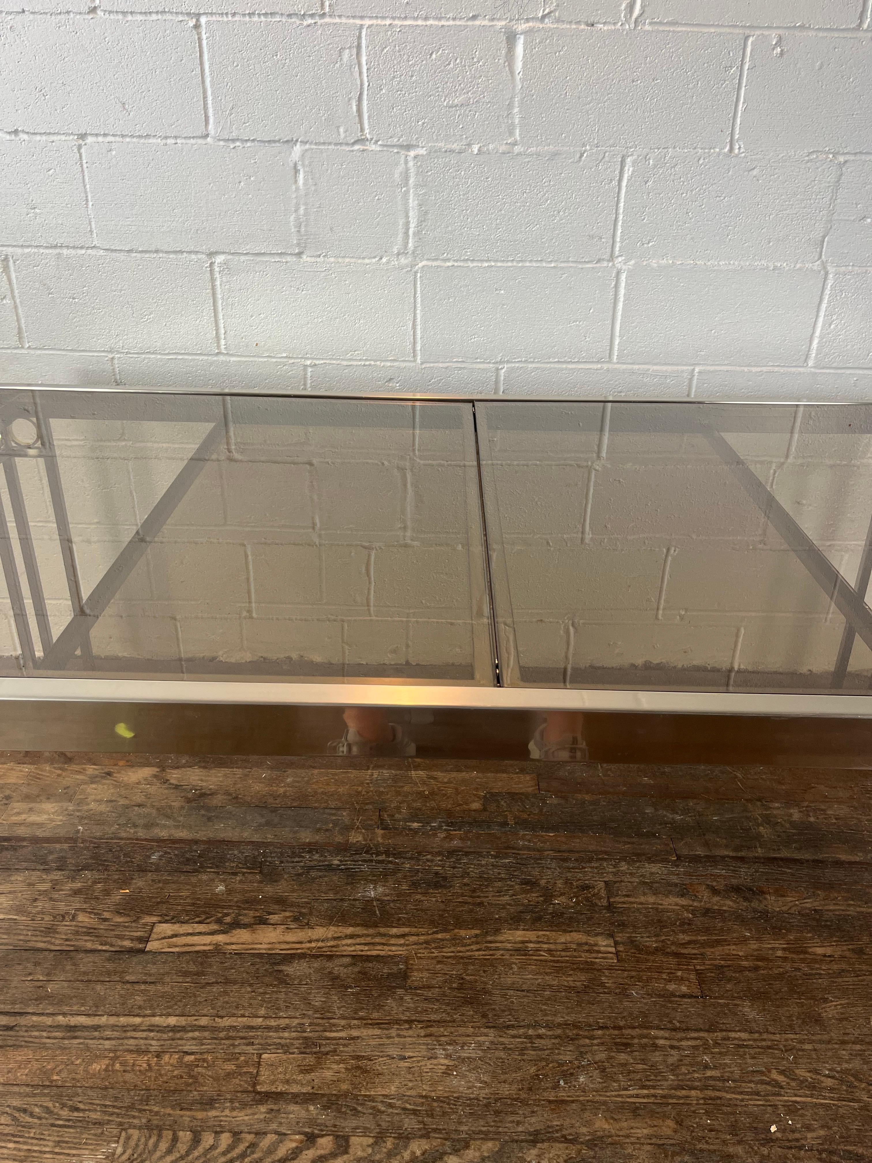 Laiton Table à manger extensible moderne en nickel brossé et laiton chromé en vente