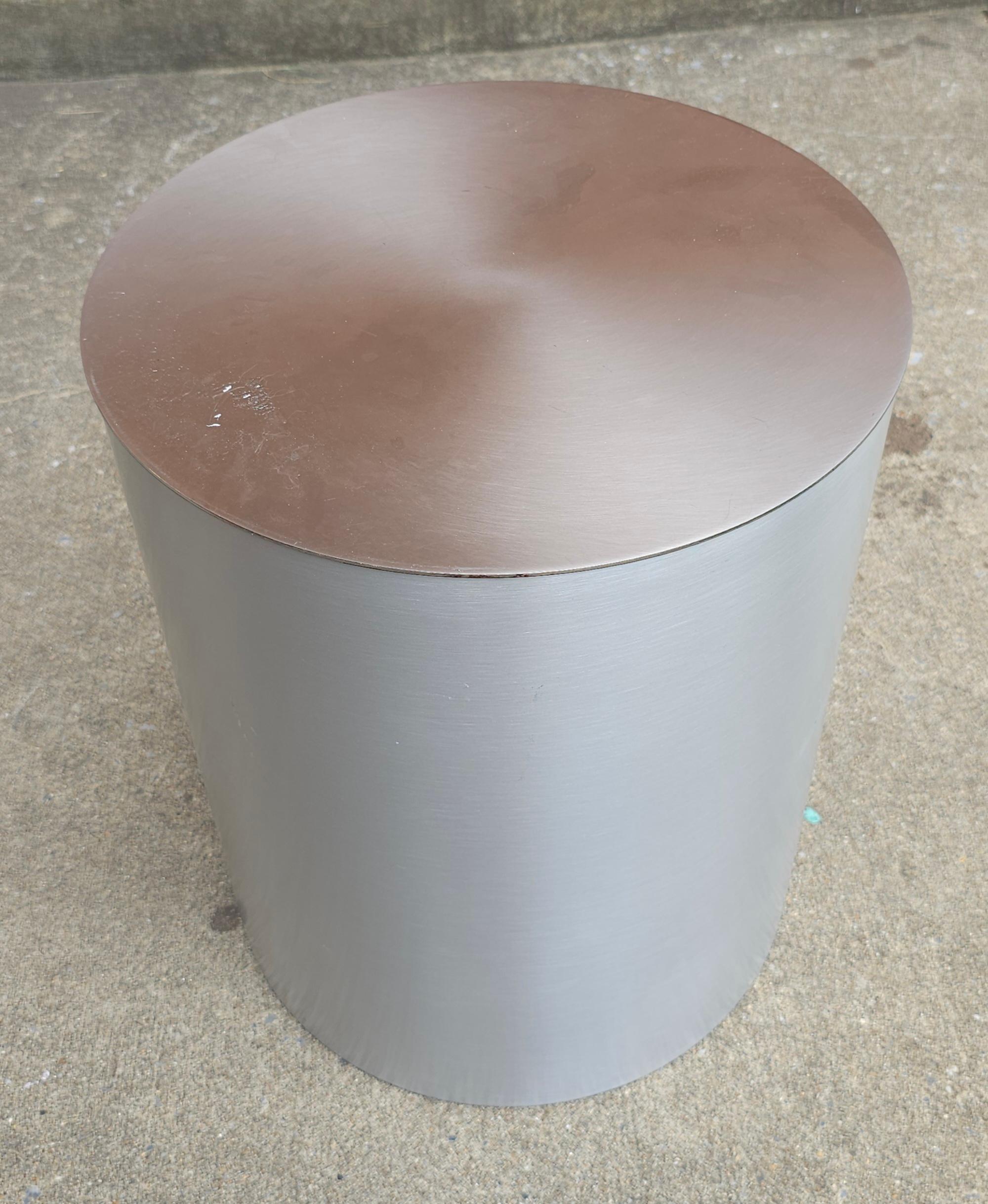 Table d'appoint moderne cylindrique en nickel brossé en très bon état. Mesure 16,5 pouces de diamètre et 20 pouces de hauteur.