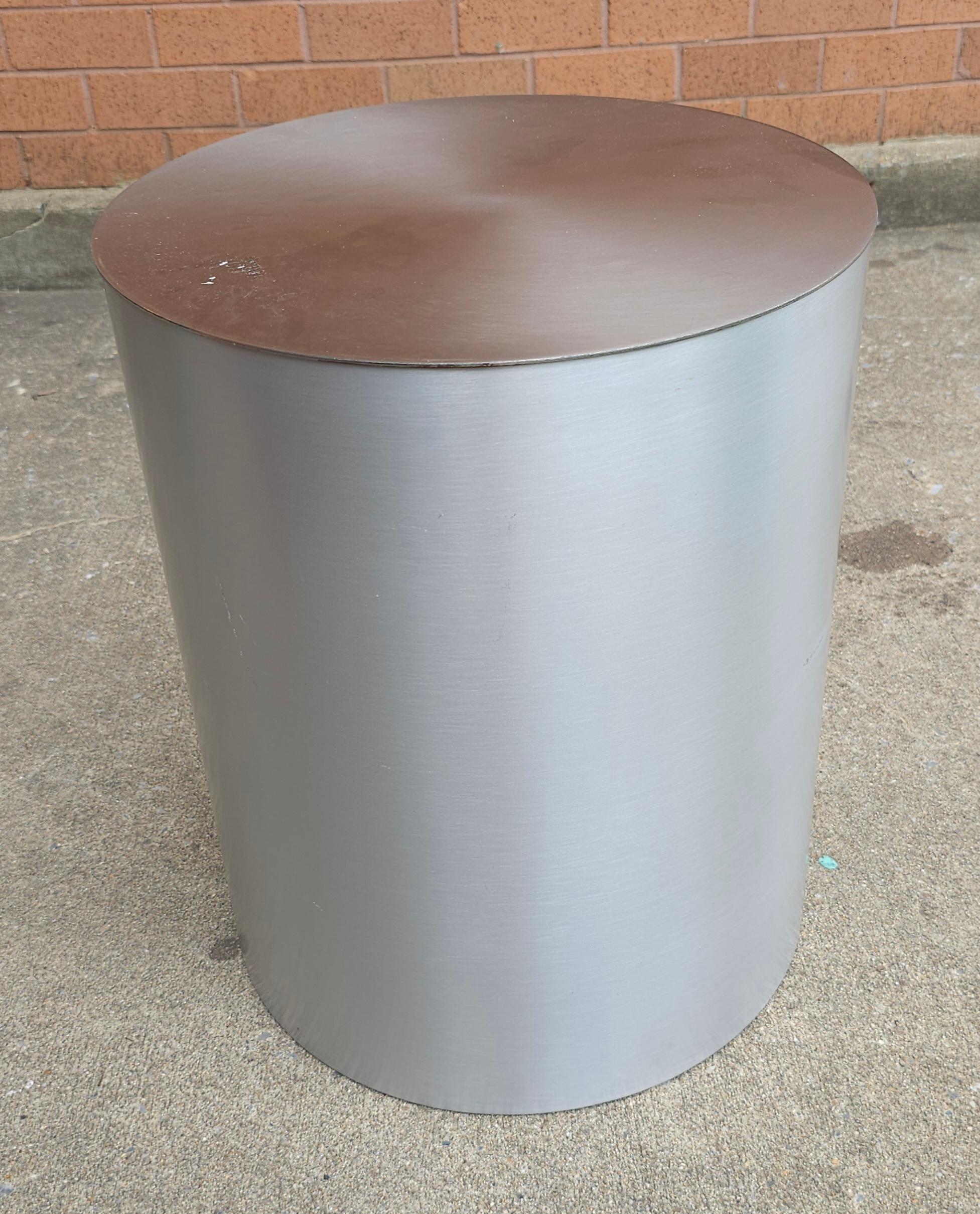 Moderne Table d'appoint cylindrique moderne en nickel brossé en vente