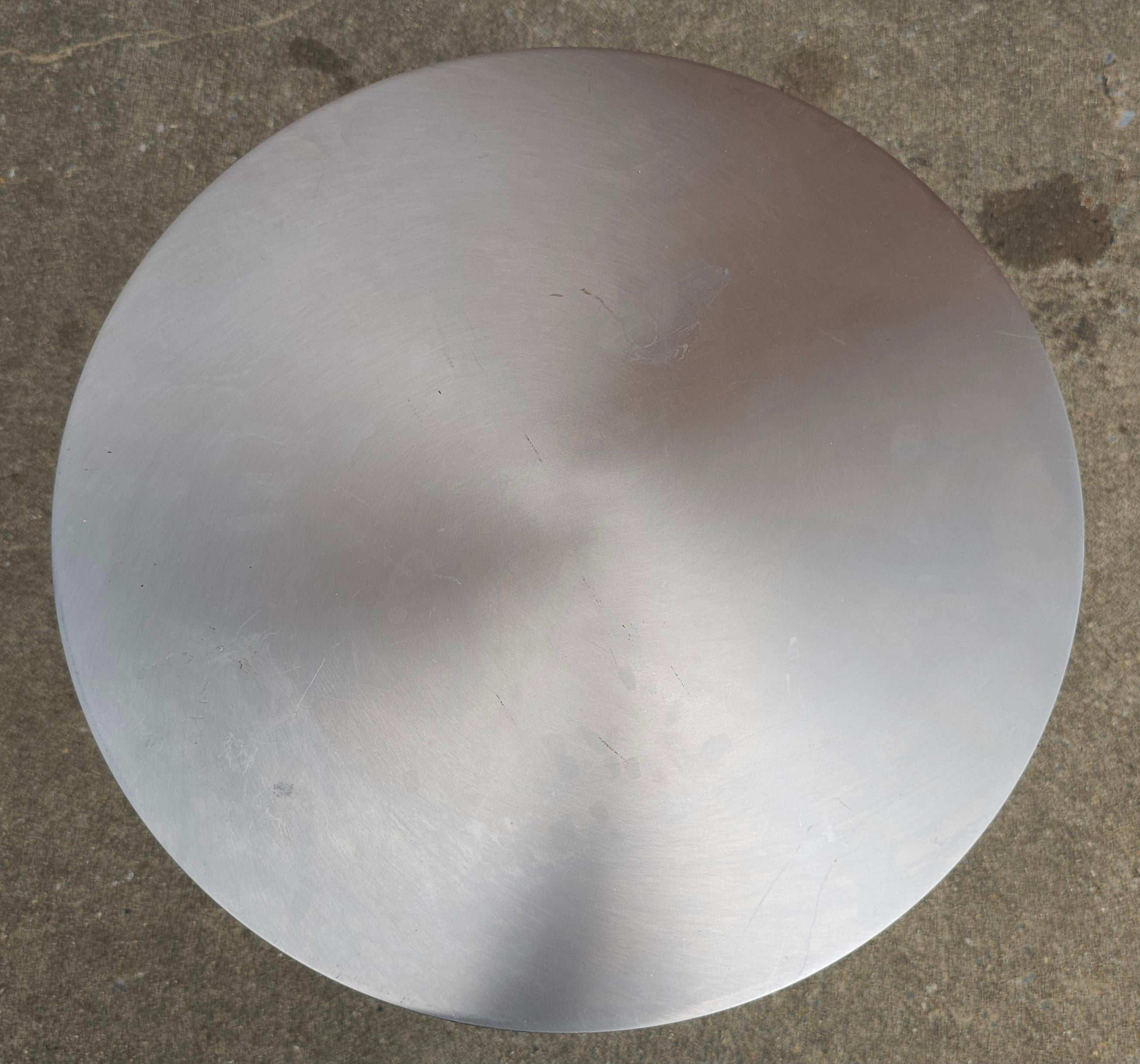 Américain Table d'appoint cylindrique moderne en nickel brossé en vente