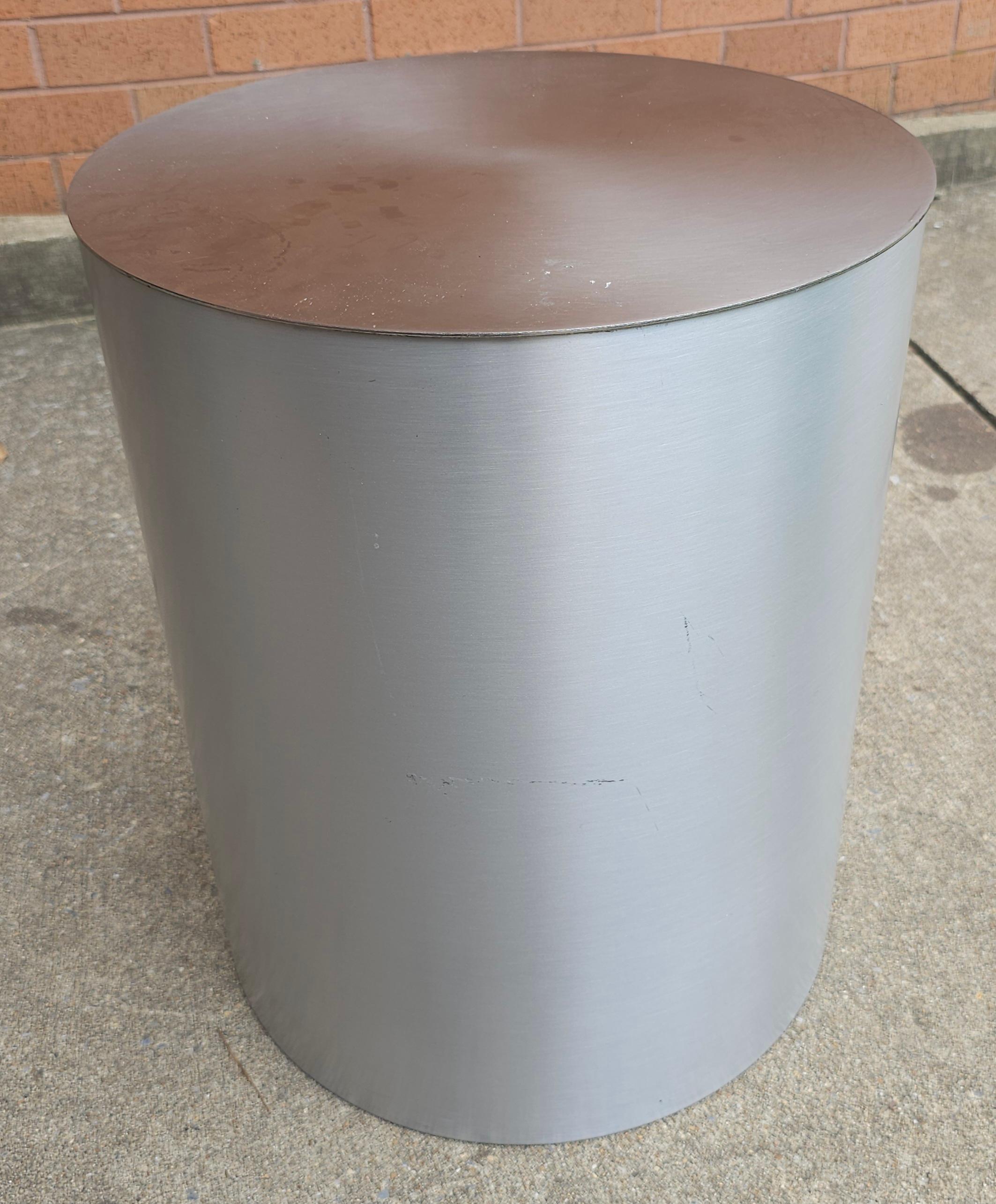Brossé Table d'appoint cylindrique moderne en nickel brossé en vente