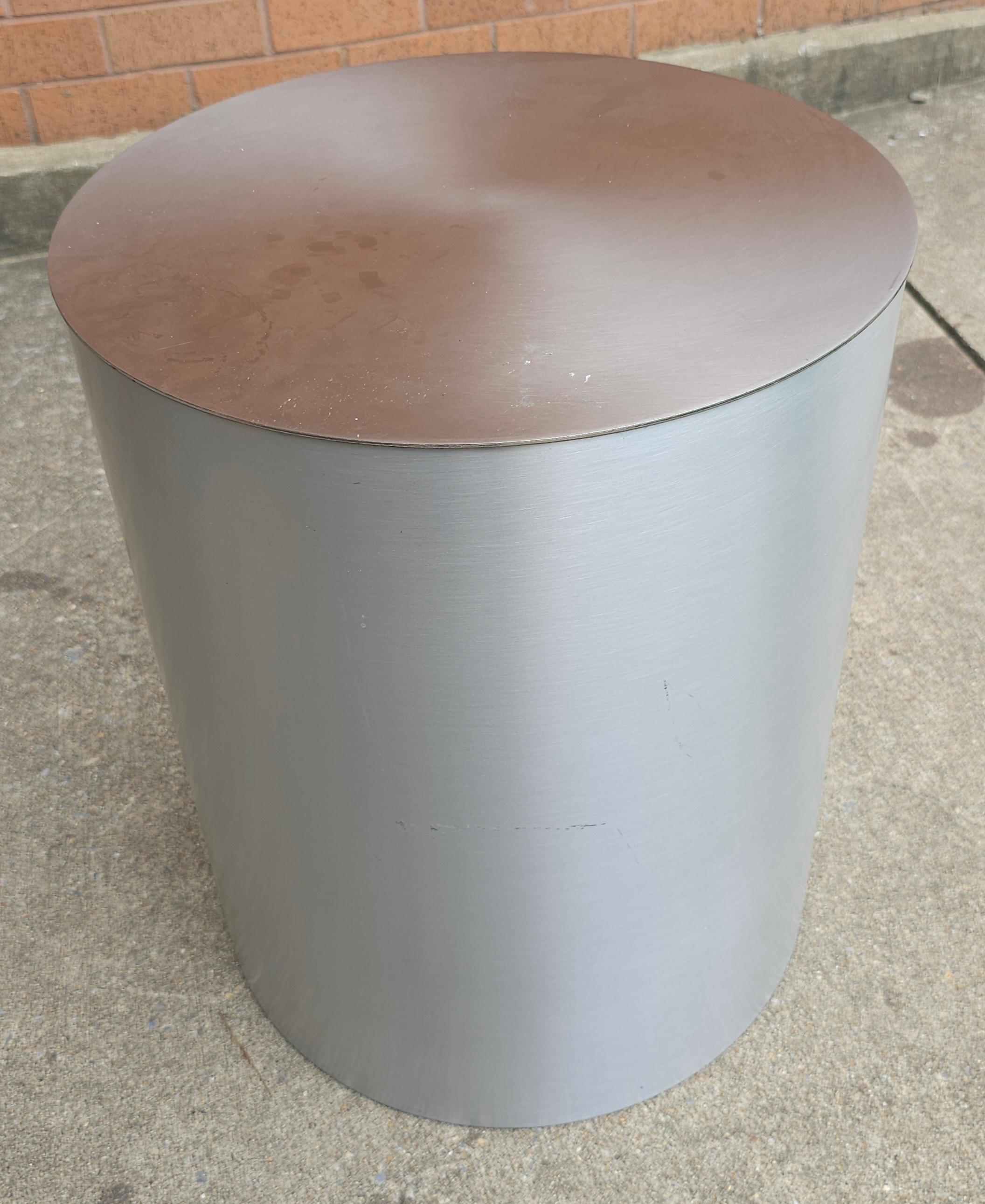 Table d'appoint cylindrique moderne en nickel brossé Bon état - En vente à Germantown, MD
