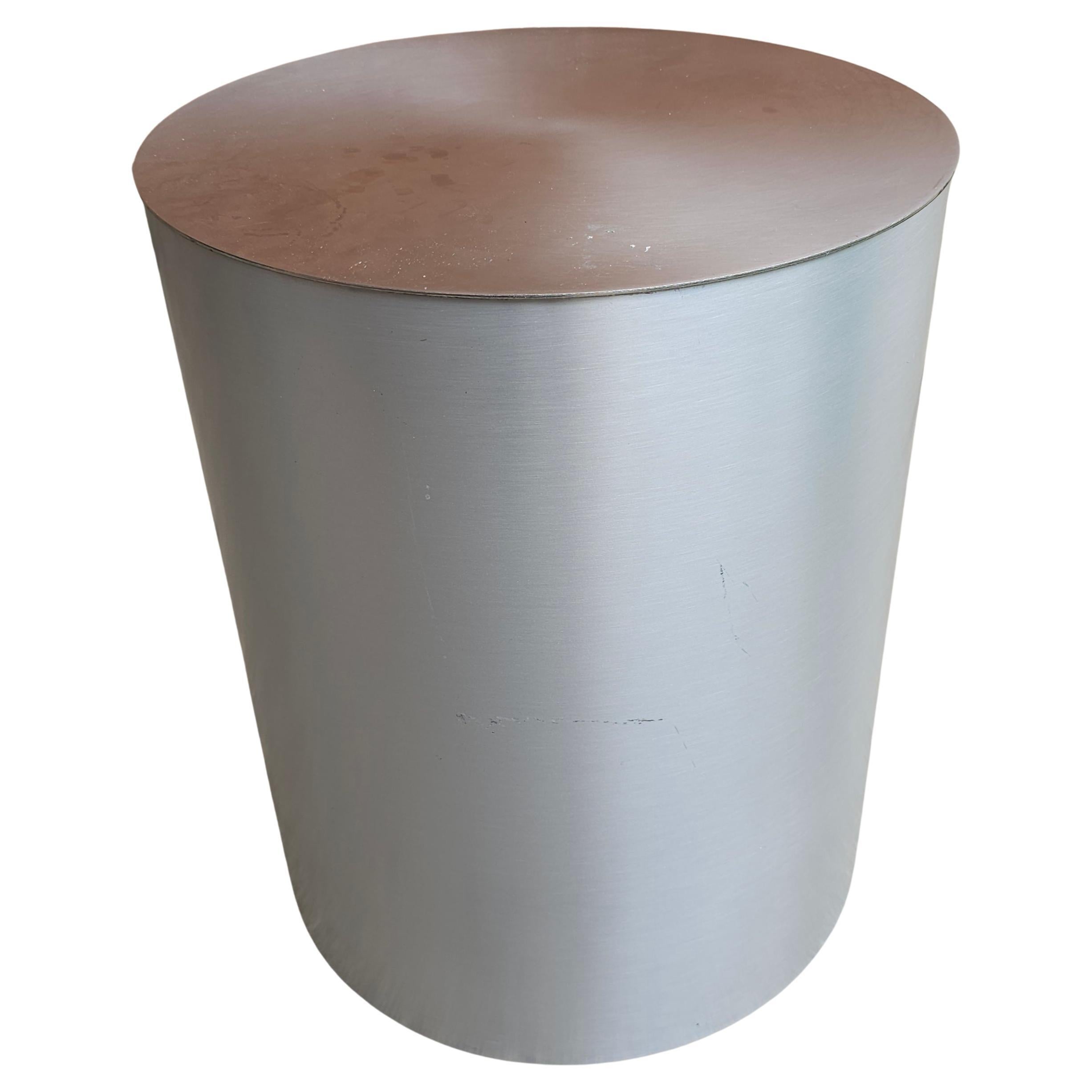 Mesa auxiliar cilíndrica moderna de níquel cepillado