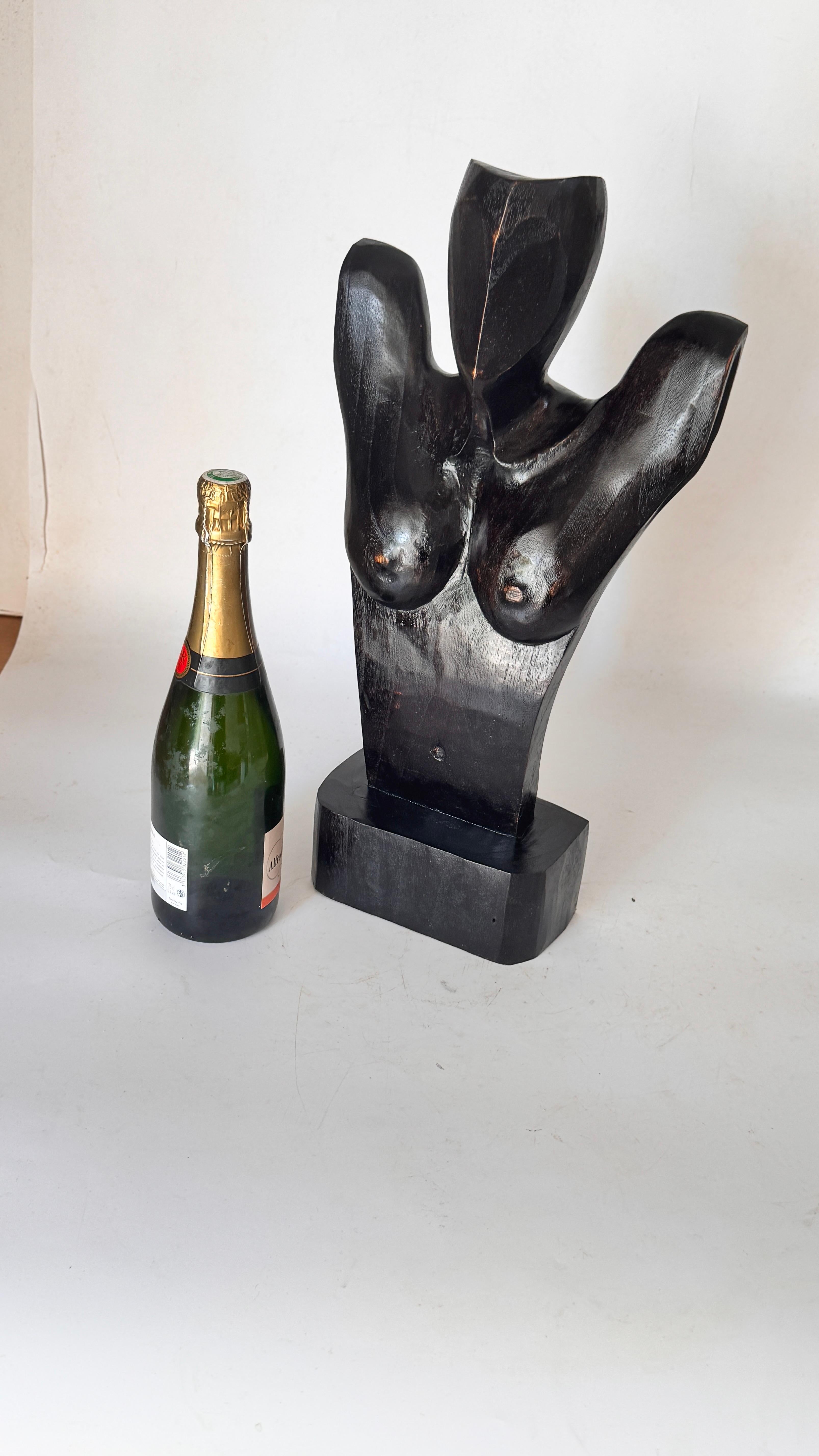 Scultura moderna brutalista africana in legno - Busto femminile - 50 cm
Si tratta di un'impressionante scultura di un busto femminile, scolpito in legno massiccio, in uno stile che combina minimalismo moderno, geometria brutalista e influenze