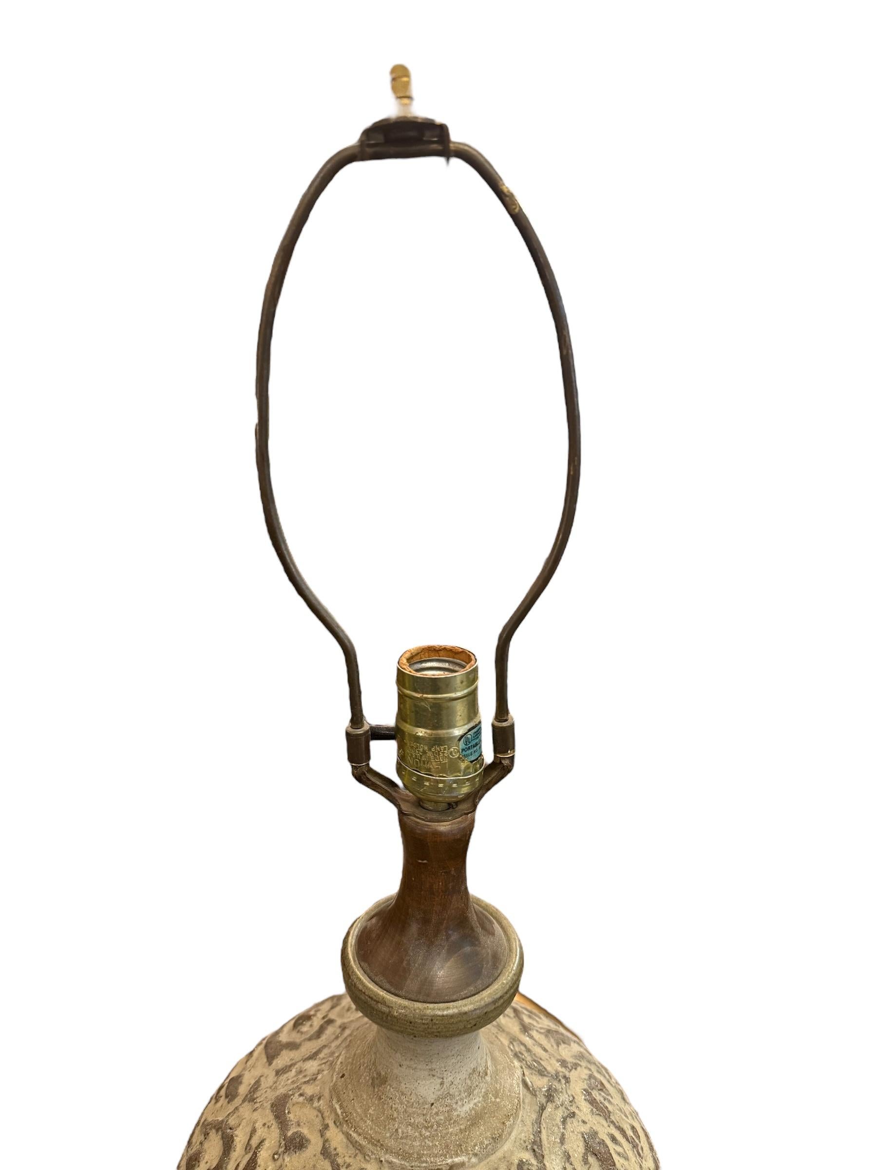 Américain Lampe de table moderne de forme brutaliste en argile en vente