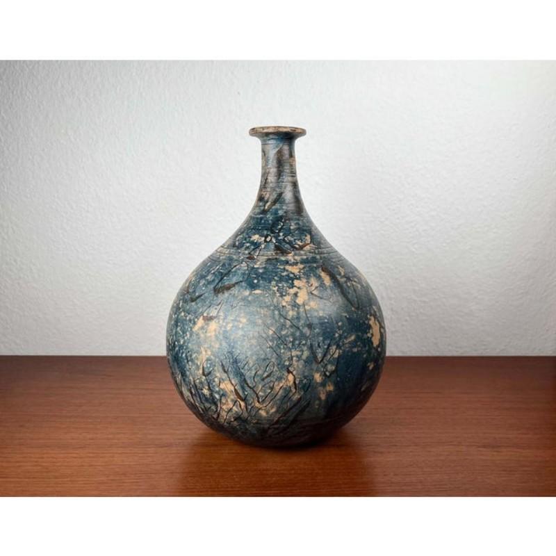 Moderne brutalistische deutsche Studio Pottery Vase von Gerhard Liebenthron, 1975 (Deutsch) im Angebot