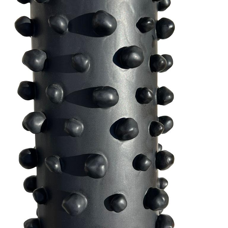 Moderne brutalistische mattschwarze, schwarze Keramikvase aus Keramik mit strukturierten, runden Akzenten, modern (amerikanisch) im Angebot