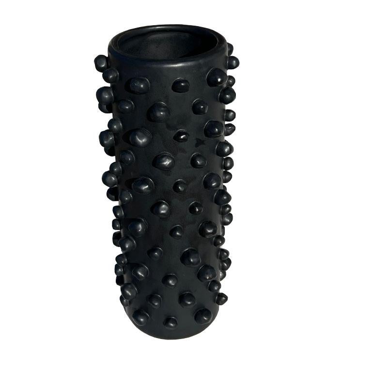 Moderne brutalistische mattschwarze, schwarze Keramikvase aus Keramik mit strukturierten, runden Akzenten, modern im Zustand „Hervorragend“ im Angebot in Oklahoma City, OK