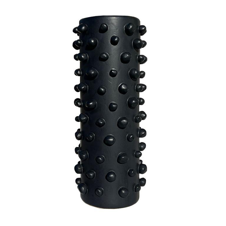 Moderne brutalistische mattschwarze, schwarze Keramikvase aus Keramik mit strukturierten, runden Akzenten, modern (20. Jahrhundert) im Angebot