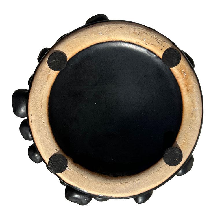 Moderne brutalistische mattschwarze, schwarze Keramikvase aus Keramik mit strukturierten, runden Akzenten, modern im Angebot 1