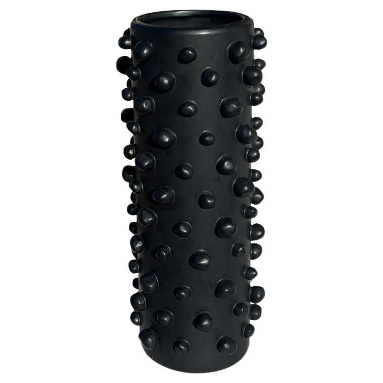 Moderne brutalistische mattschwarze, schwarze Keramikvase aus Keramik mit strukturierten, runden Akzenten, modern im Angebot
