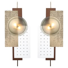 Moderne, brutalistische, mehrteilige Wandleuchter aus Bronze, poliertem Messing und weißer Emaille