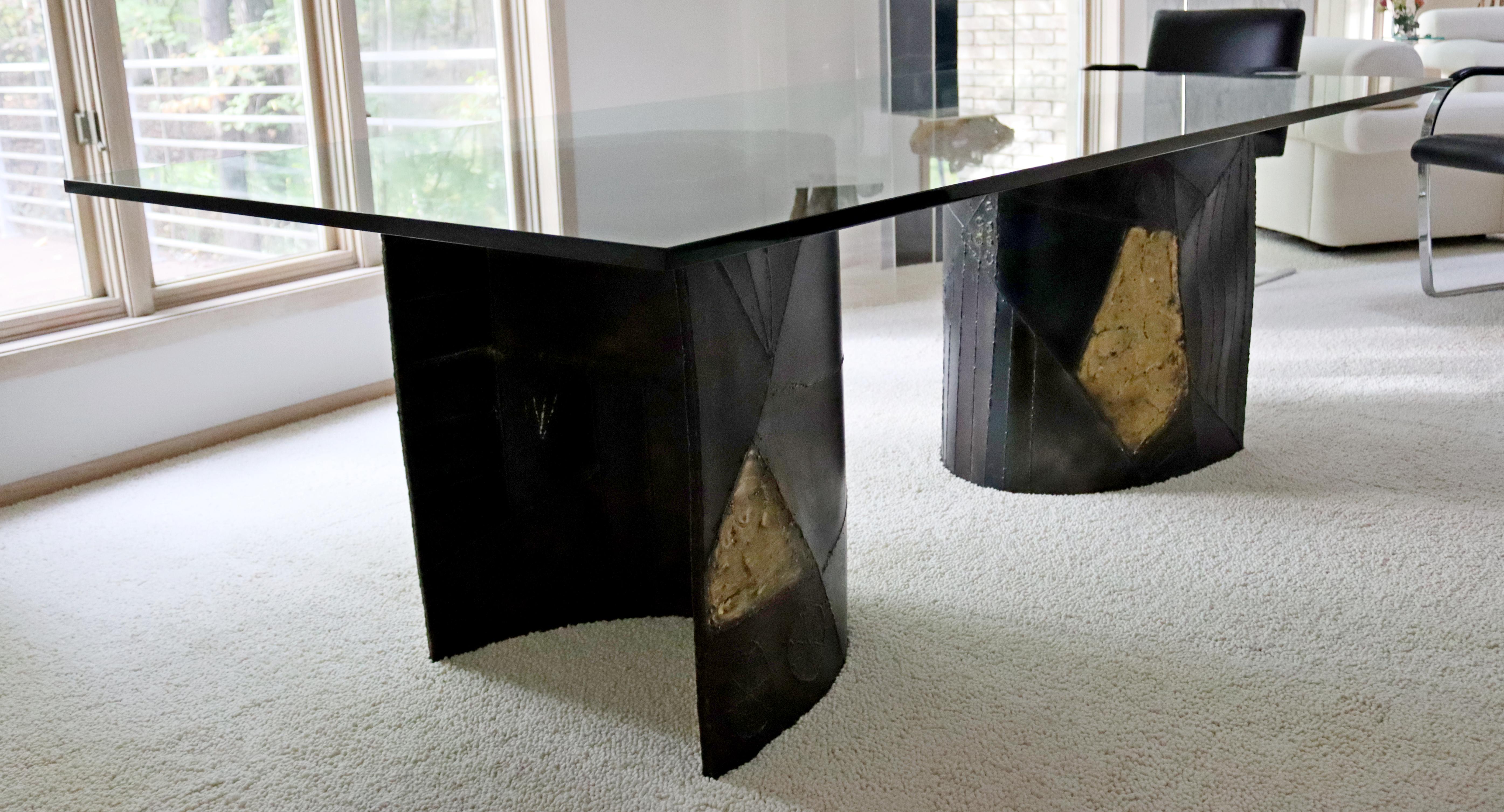 Nous vous présentons une table à manger en verre stupéfiante et emblématique, sur des bases en acier et en bronze soudées de manière sculpturale, par Paul Evans pour Directional, dans les années 1970. Vintage, en excellent état. Les dimensions sont