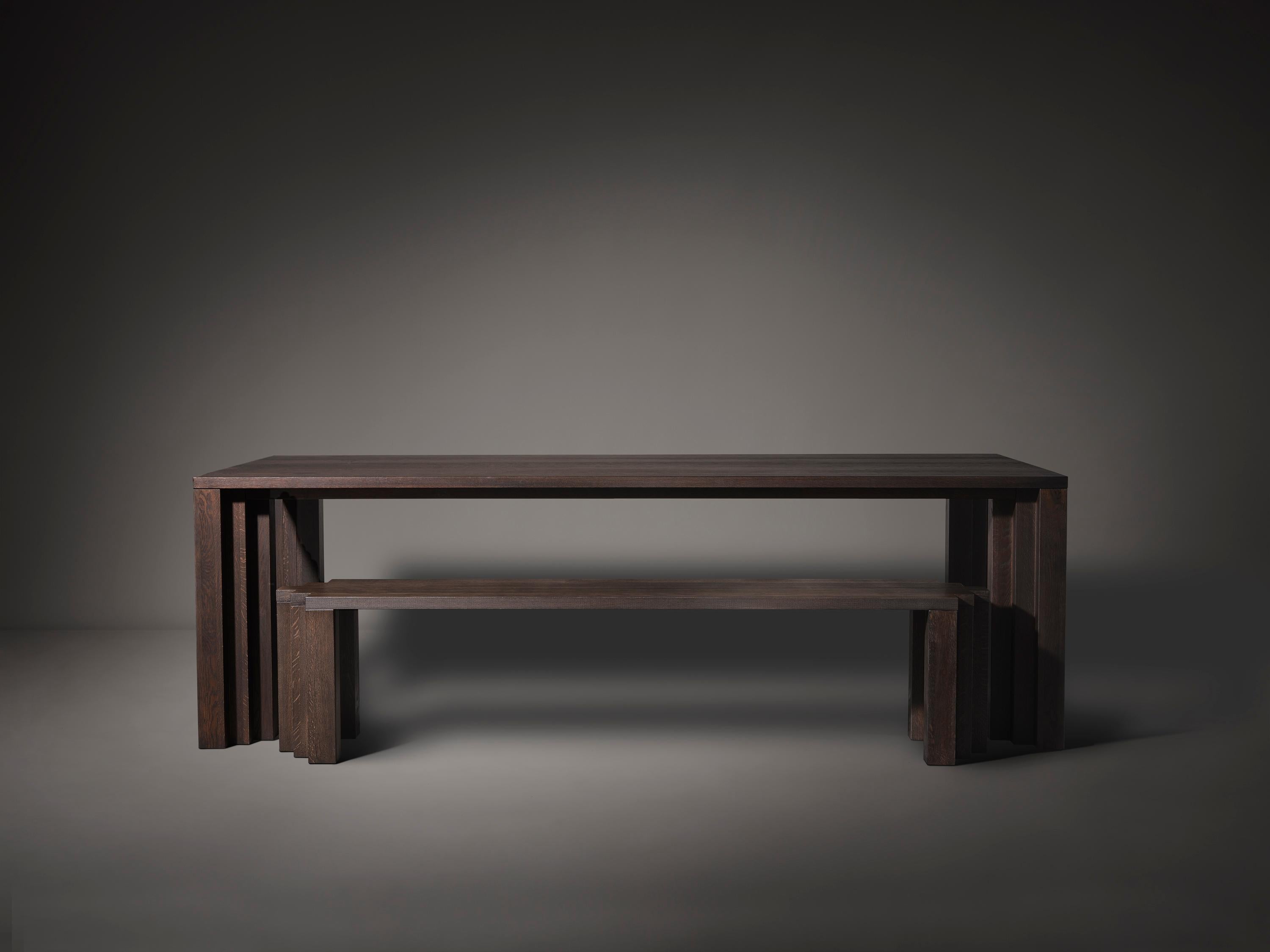 Fait main The Modern Brutalist Table de salle à manger Cadence en bois massif - Dark Brown en vente