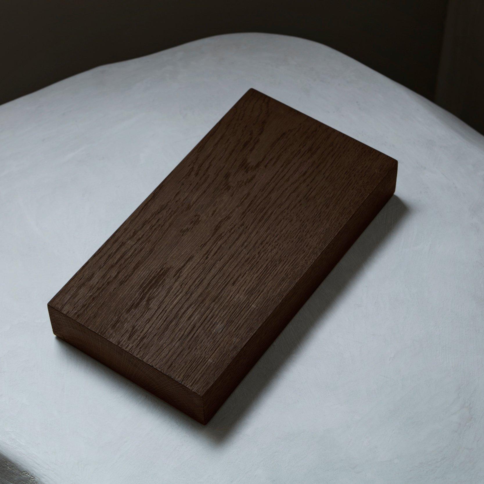 Chêne The Modern Brutalist Table de salle à manger Cadence en bois massif - Dark Brown en vente