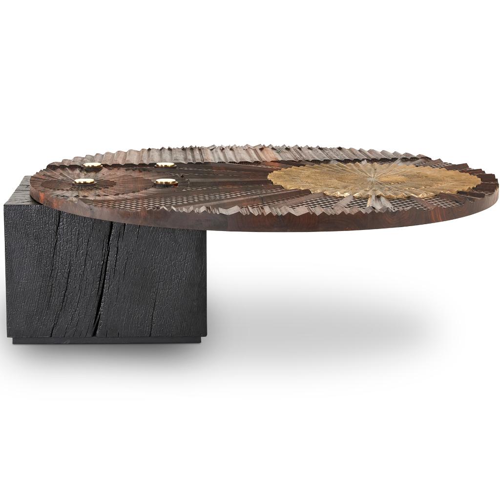 Moderne Table basse moderne Oromo en laiton, Shou Sugi Ban et noyer sculpté de style Brutalist en vente