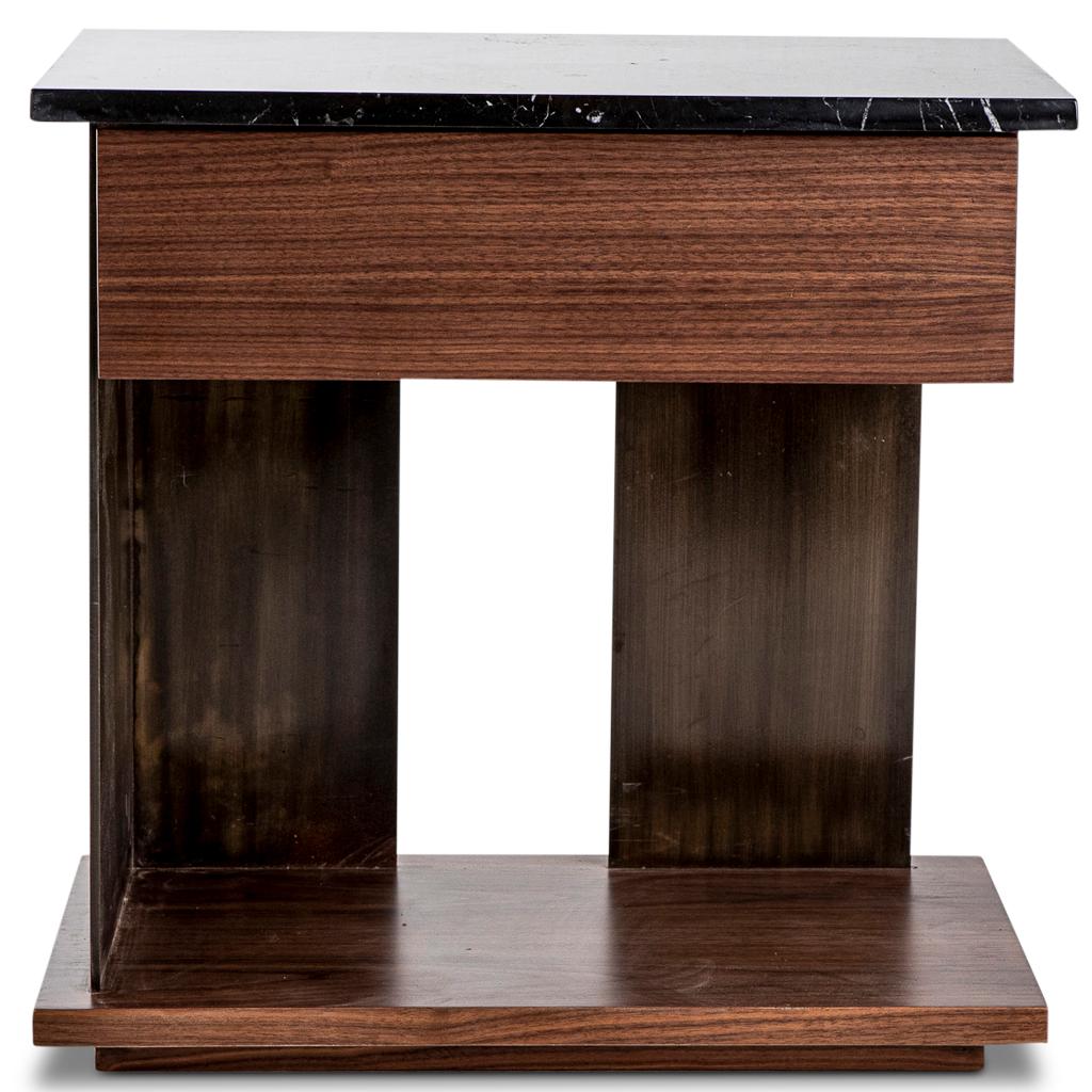 Moderne The Moderns, Brutalist, Puzzle Bedside Pedestal en noyer, marbre noir et acier bronzé en vente