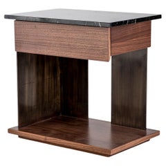 Moderner, brutalistischer Nachttischsockel aus Nussbaum, schwarzem Marmor und bronziertem Stahl
