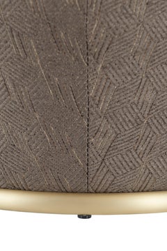 Pouf ottomano moderno Buba in tessuto marrone e ottone fatto a mano in Portogallo da Greenapple