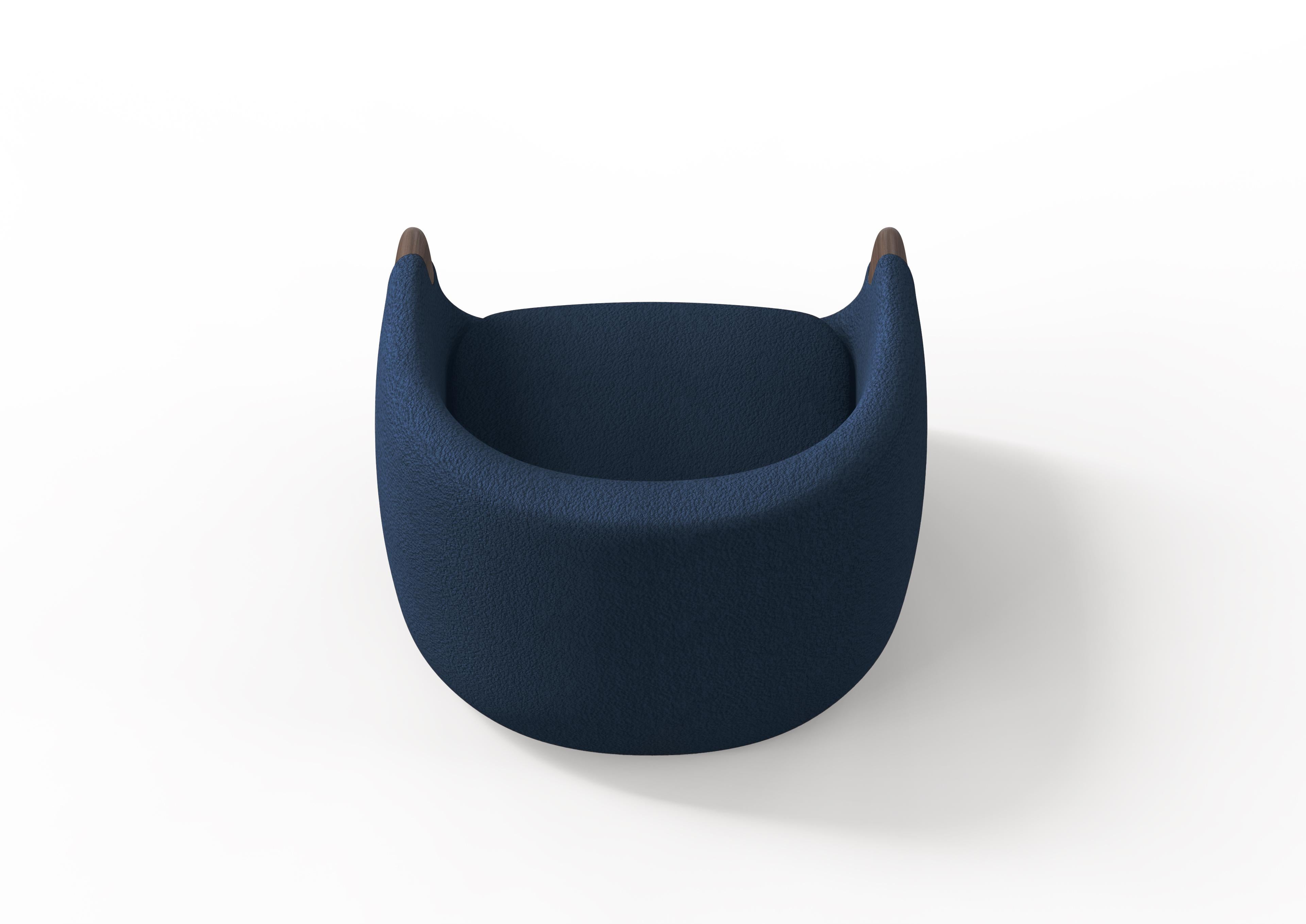 Bubble is a playful element. Its soft and organic shape is emphasized by the seat cushion embedded inside the shell. The cockpit shape aims to communicate great comfort, while its most characterizing detail, the solid wood handles that protrude from