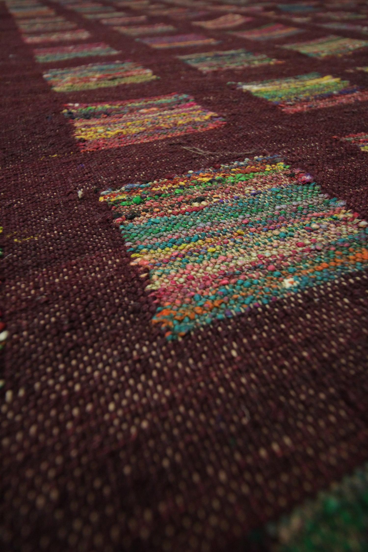 Moderner burgunderfarbener Kelimteppich Handgefertigter Teppich Wolle Flachgewebter Kelimteppich (Handgeknüpft) im Angebot