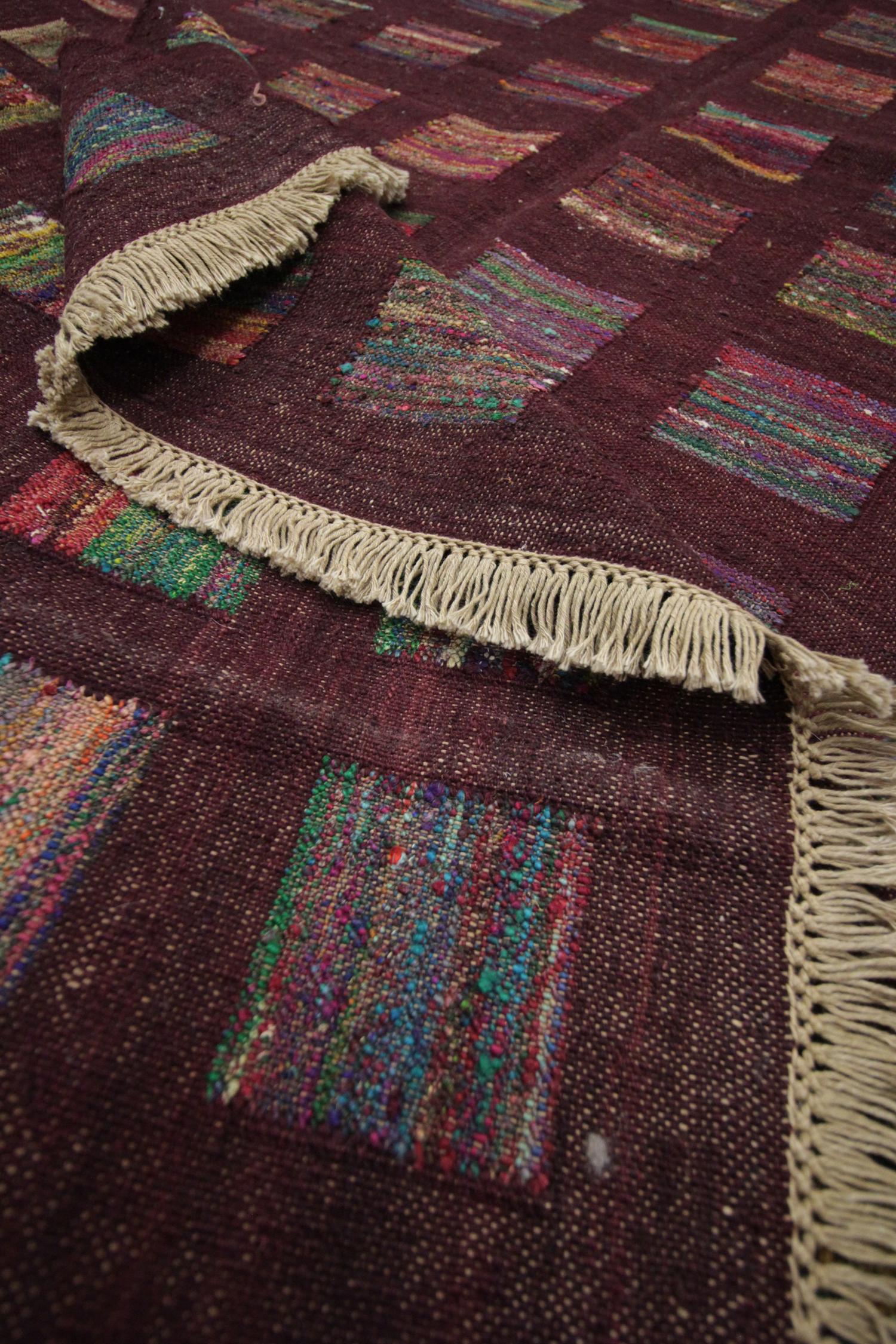 Modern Burgundy Kilim Rug Handmade Carpet Wool Flat Woven Kelim Rug In New Condition For Sale In Hampshire, GB