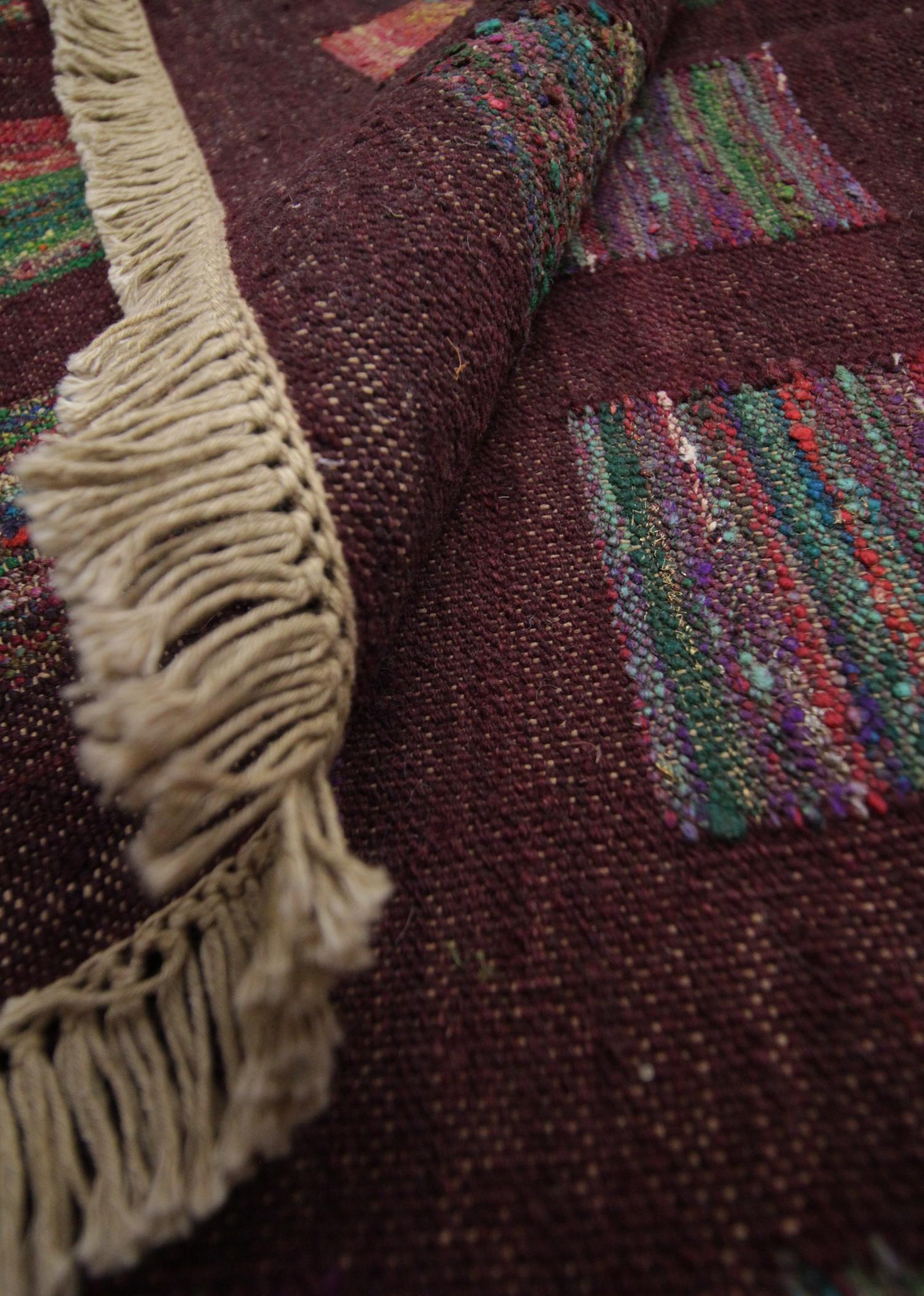 Moderner burgunderfarbener Kelimteppich Handgefertigter Teppich Wolle Flachgewebter Kelimteppich im Angebot 1