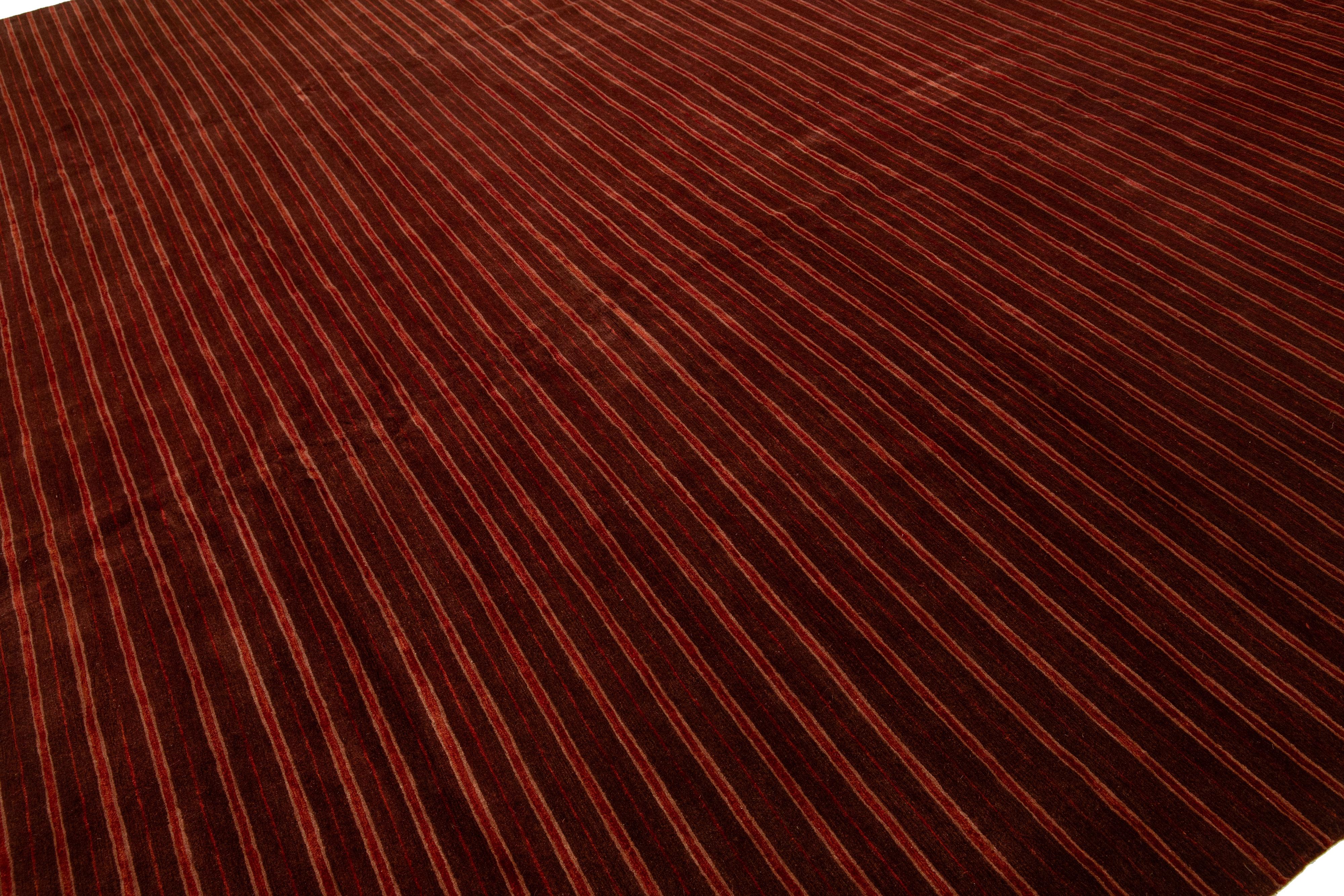 Moderner burgunderroter tibetischer Teppich aus Wolle und Seide mit gestärktem Muster (Moderne der Mitte des Jahrhunderts) im Angebot