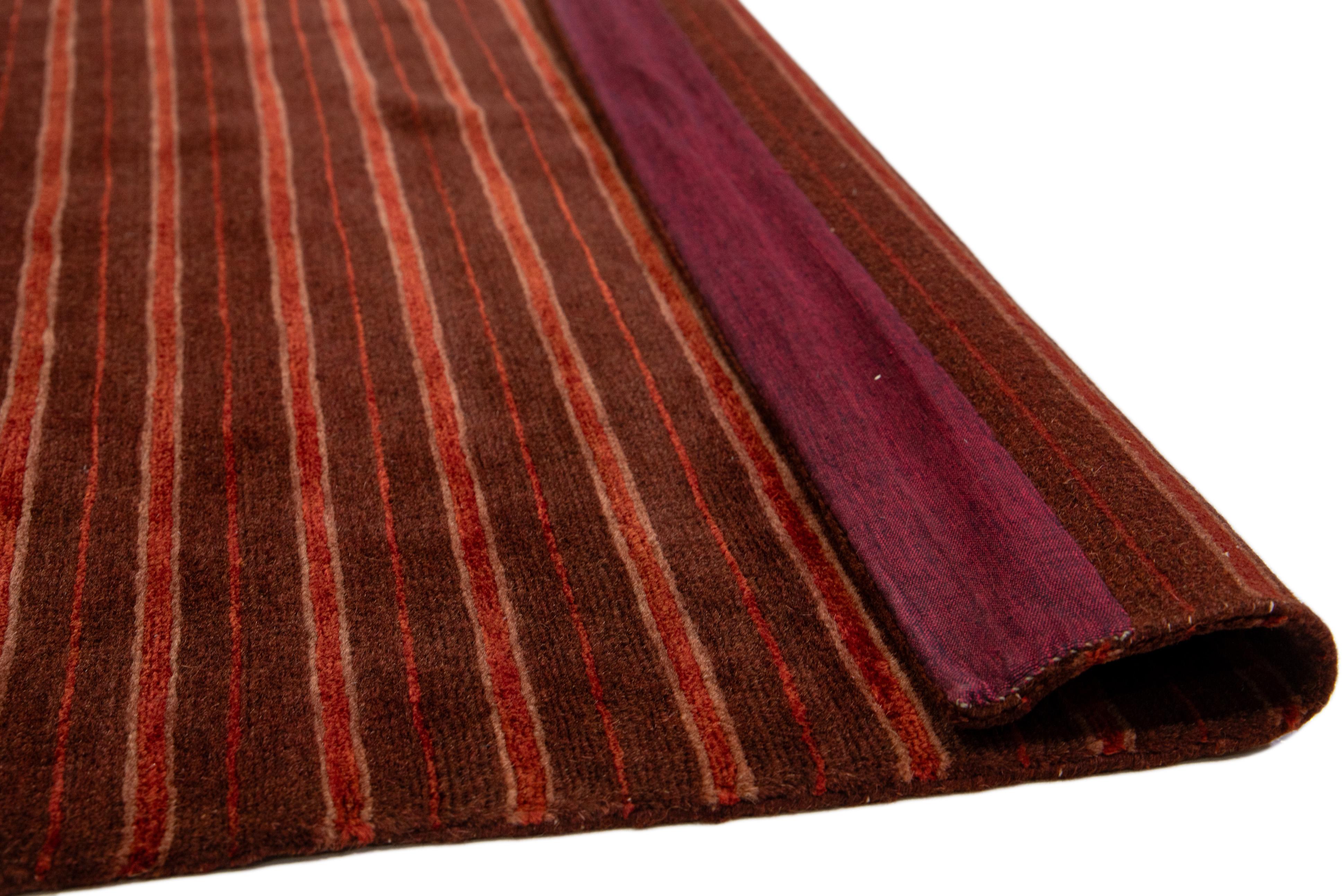 Moderner burgunderroter tibetischer Teppich aus Wolle und Seide mit gestärktem Muster (Nepalesisch) im Angebot