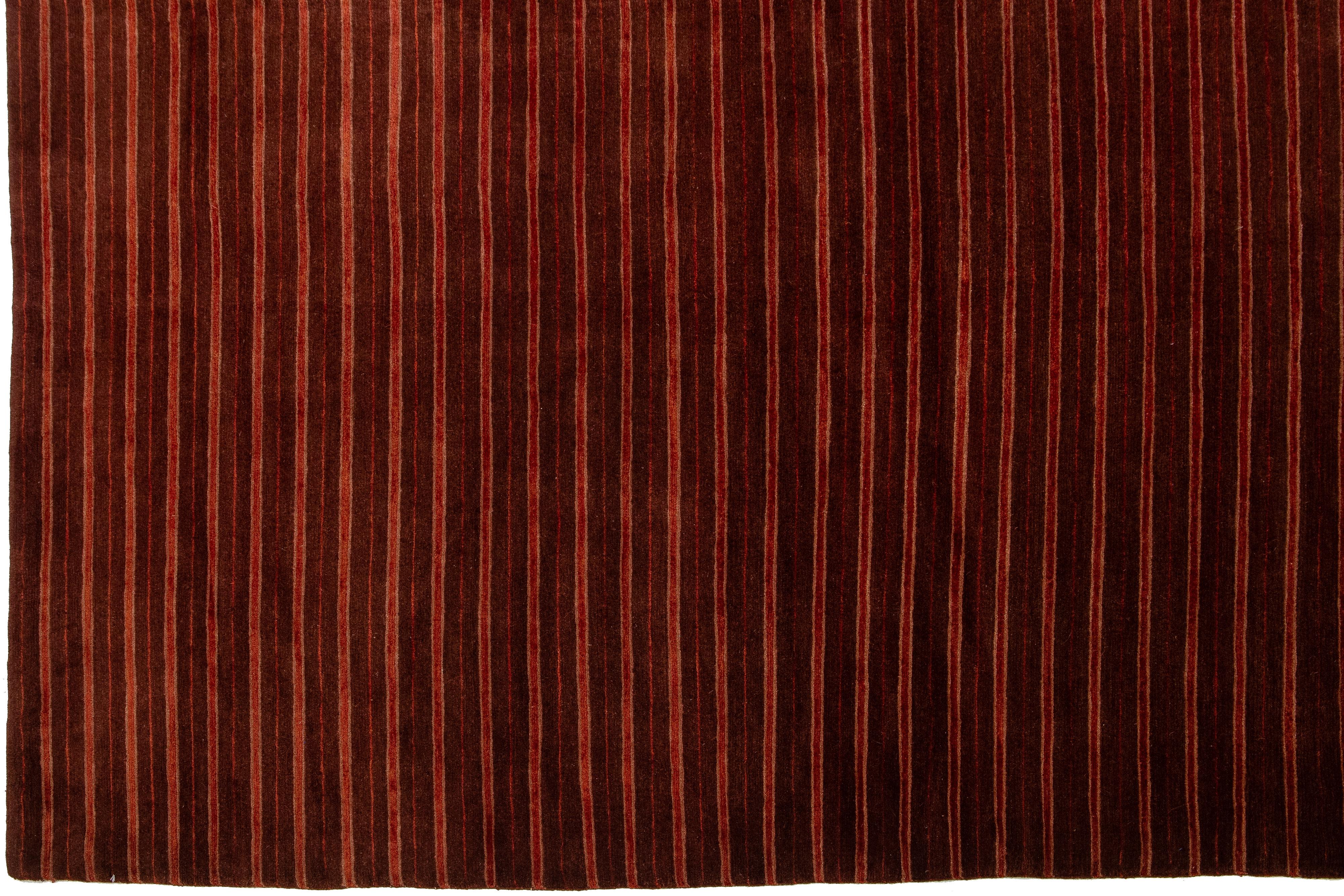 Moderner burgunderroter tibetischer Teppich aus Wolle und Seide mit gestärktem Muster im Zustand „Neu“ im Angebot in Norwalk, CT