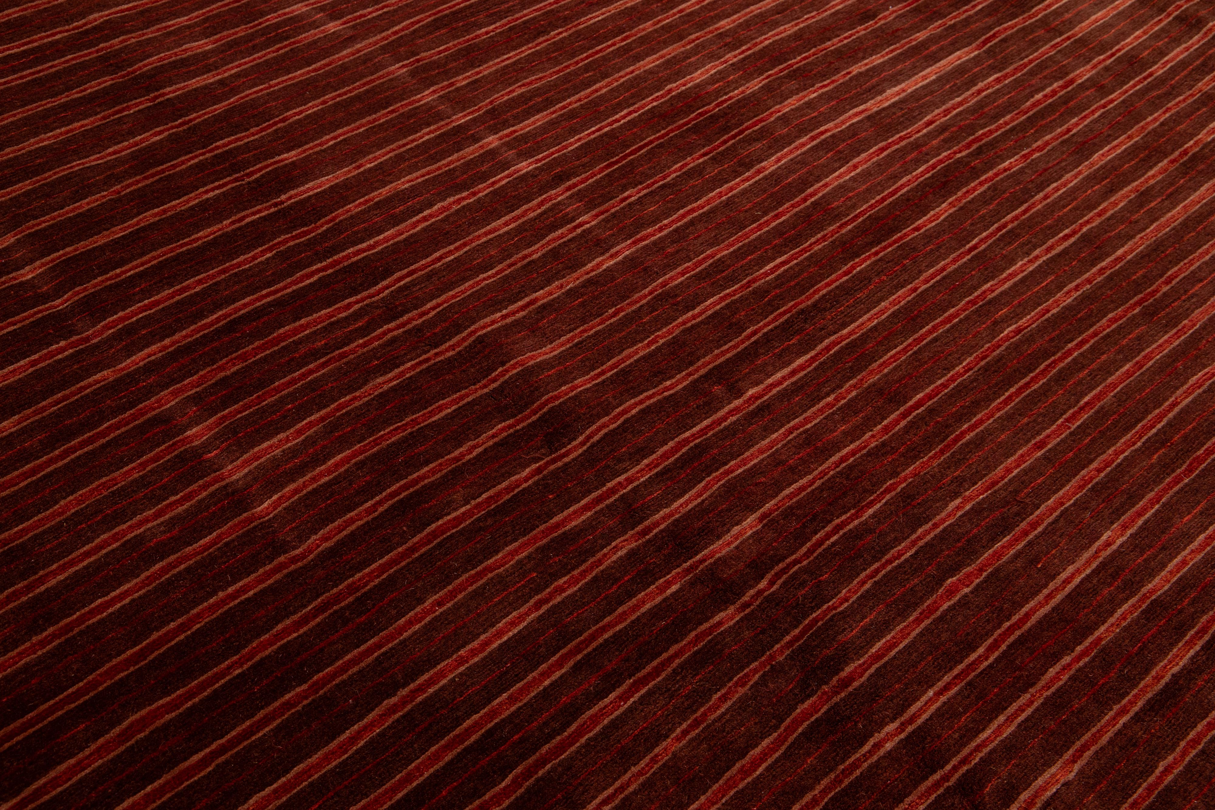 Moderner burgunderroter tibetischer Teppich aus Wolle und Seide mit gestärktem Muster im Angebot 1