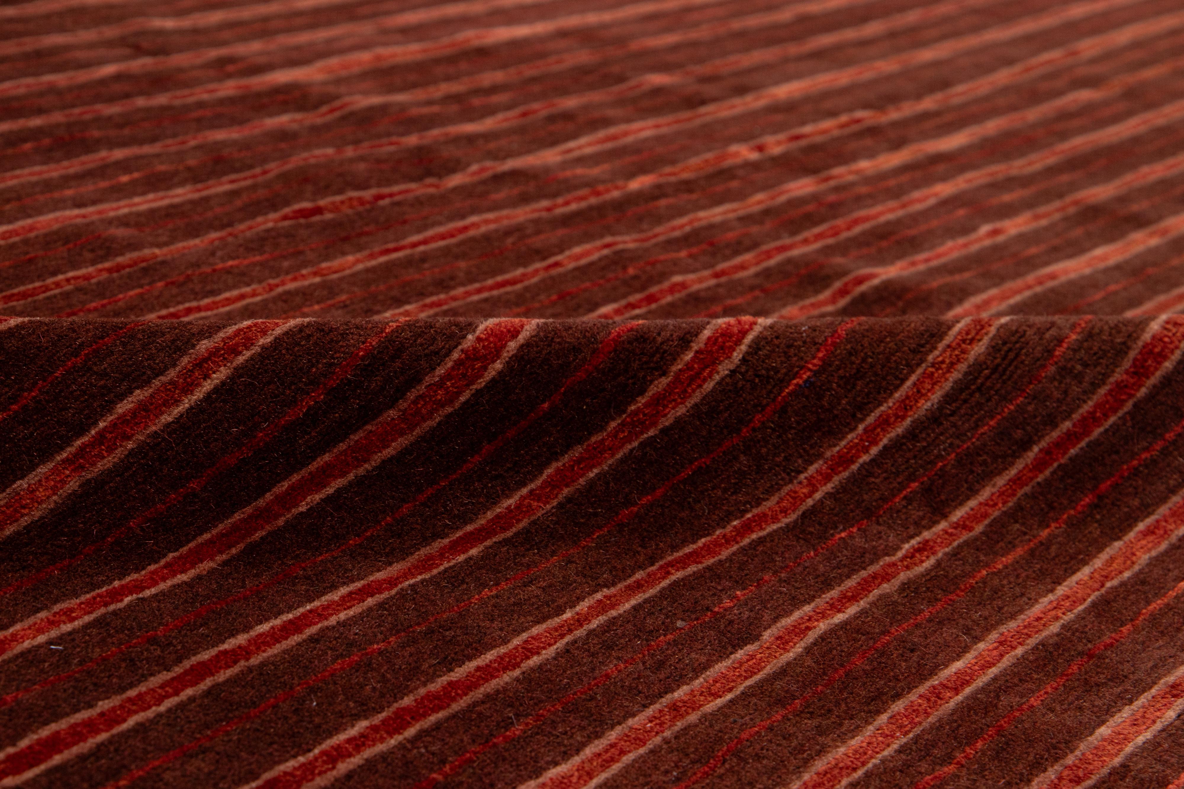 Moderner burgunderroter tibetischer Teppich aus Wolle und Seide mit gestärktem Muster im Angebot 2
