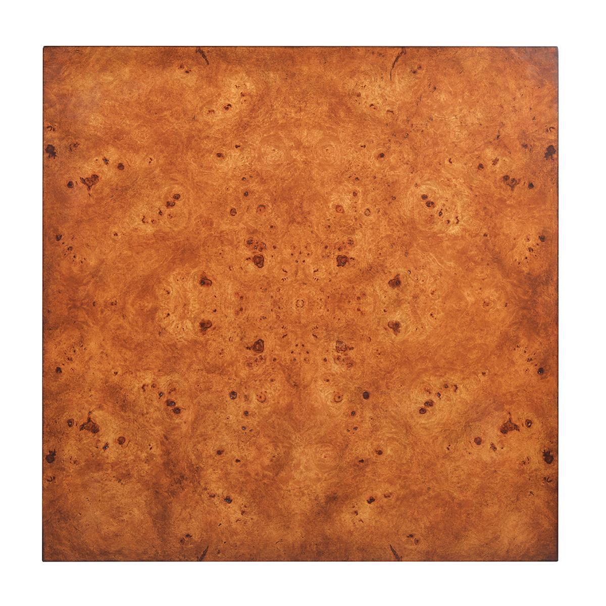 Moderner kubistischer Beistelltisch aus Wurzelholz mit handgeriebenem Mappa-Maserfurnier, warmem rustikalem Finish und dezenter Maserung, auf einem quadratischen Sockel.

Abmessungen: 24