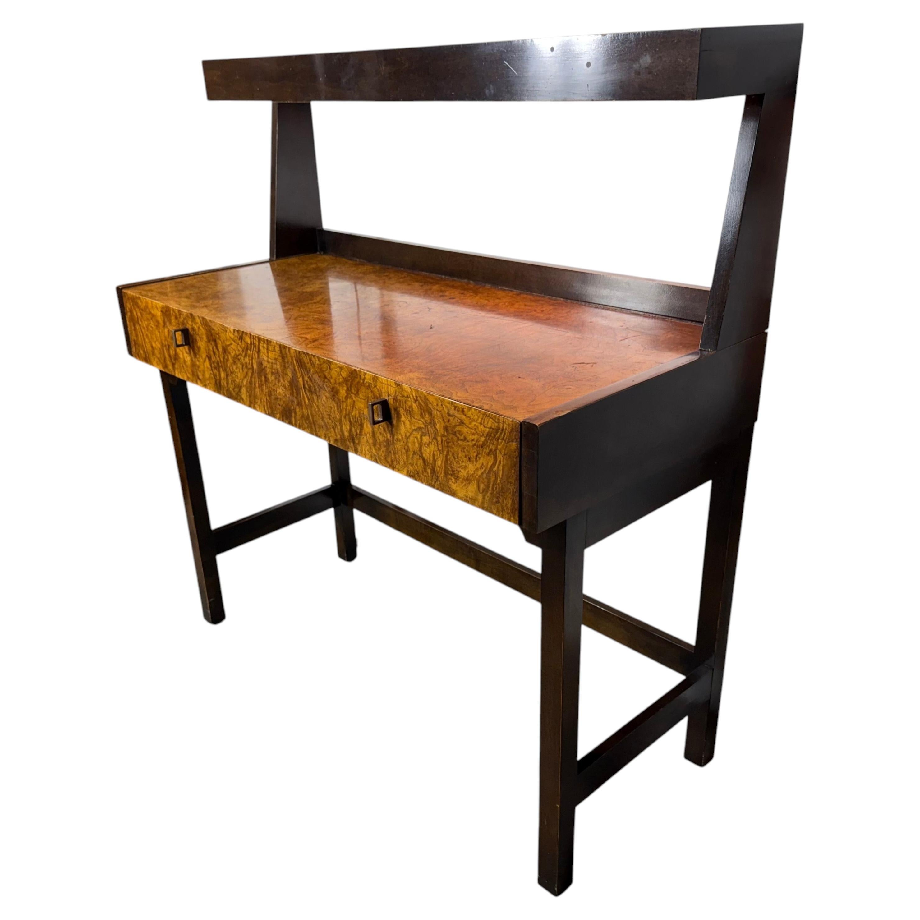 Escritorio moderno de madera de olivo con nudos y lámpara integrada, diseñado por Milo Baughman para Century en venta