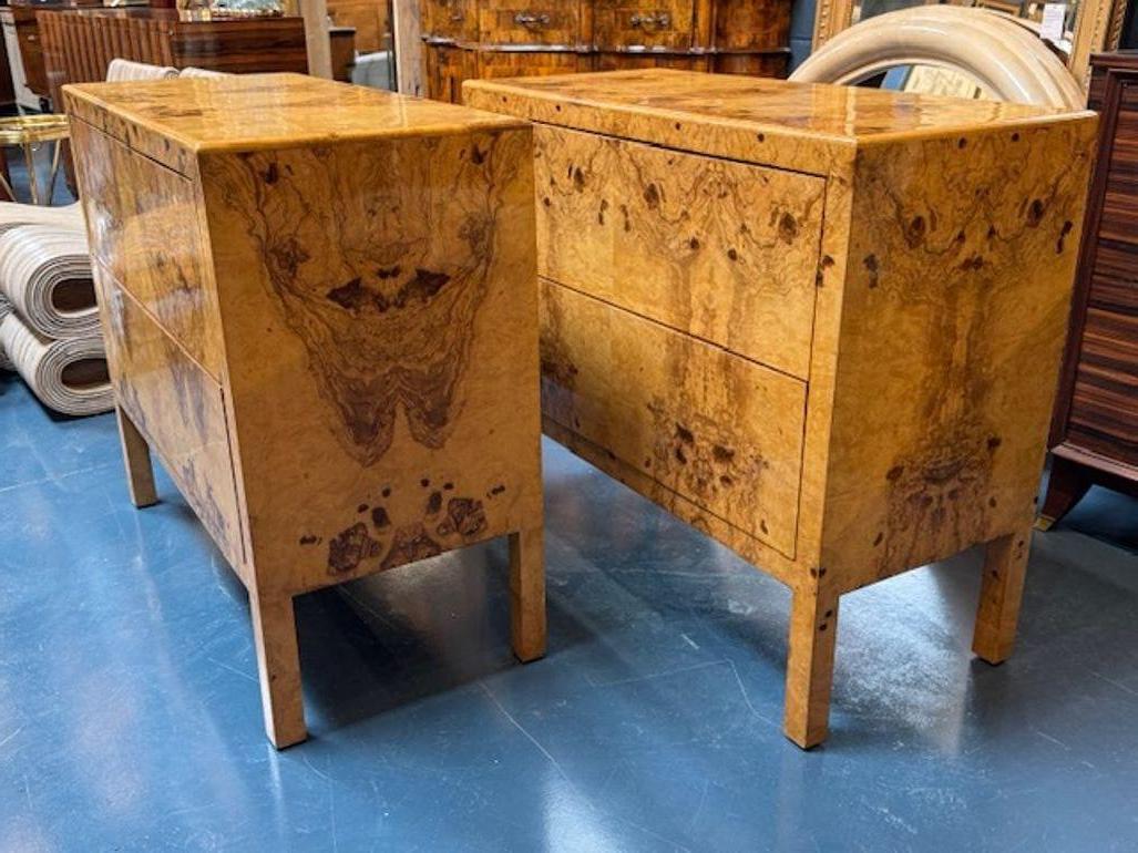 Ces commodes modernes en placage de ronce de noyer aux veines assorties sont incroyablement remarquables.  Le riche placage de noyer, les détails du grain assorti et les lignes épurées confèrent à ces commodes un attrait classique et intemporel.