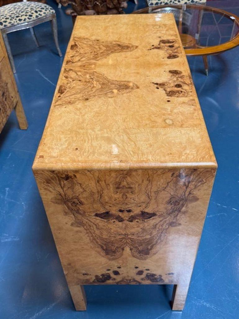 italien Commodes modernes en placage de ronce de noyer aux veines assorties en vente
