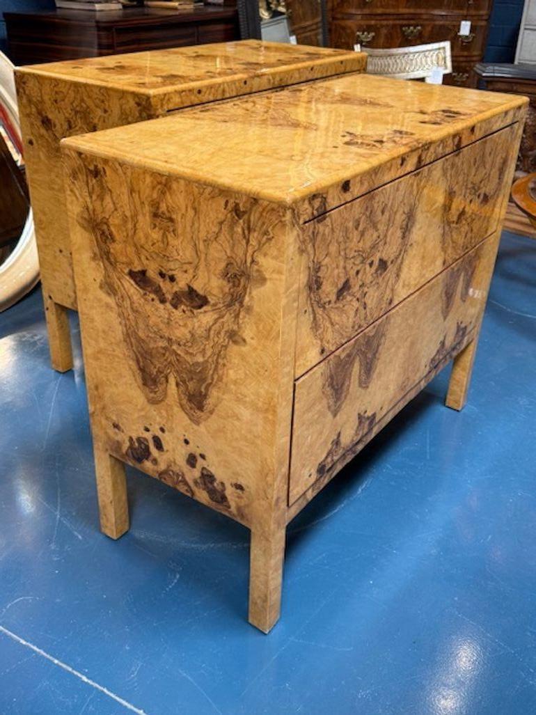 Commodes modernes en placage de ronce de noyer aux veines assorties Bon état - En vente à Dallas, TX