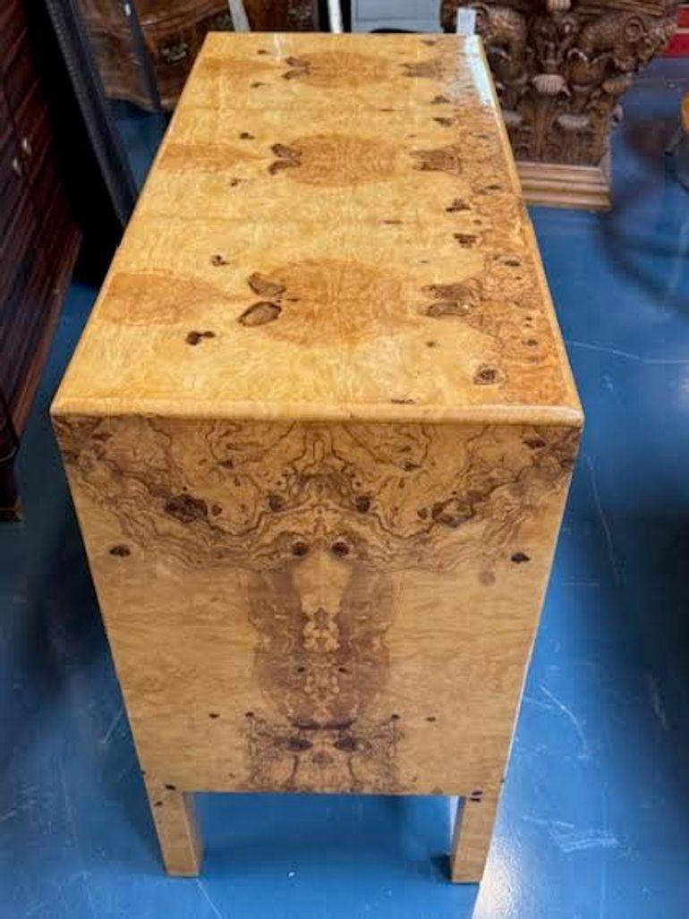 XXIe siècle et contemporain Commodes modernes en placage de ronce de noyer aux veines assorties en vente