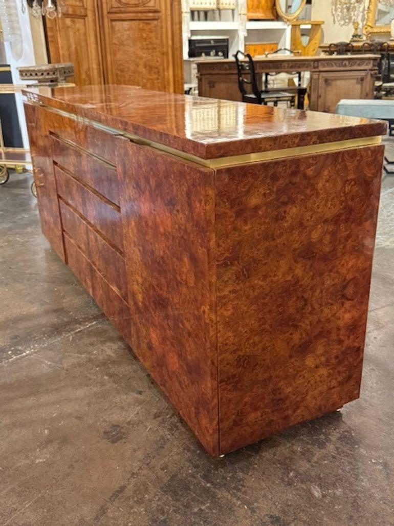 Questo prodotto è una credenza moderna in legno di betulla e ottone di Pierre Cardin. Il suo design elegante aggiunge un tocco di stile a qualsiasi spazio, mentre la sua funzionalità lo rende perfetto per servire i pasti o conservare gli oggetti.