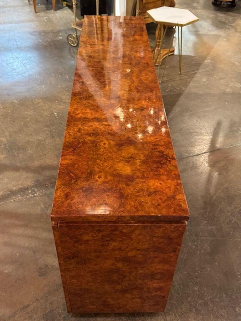 Italiano Credenza moderna in radica e ottone di Pierre Cardin in vendita